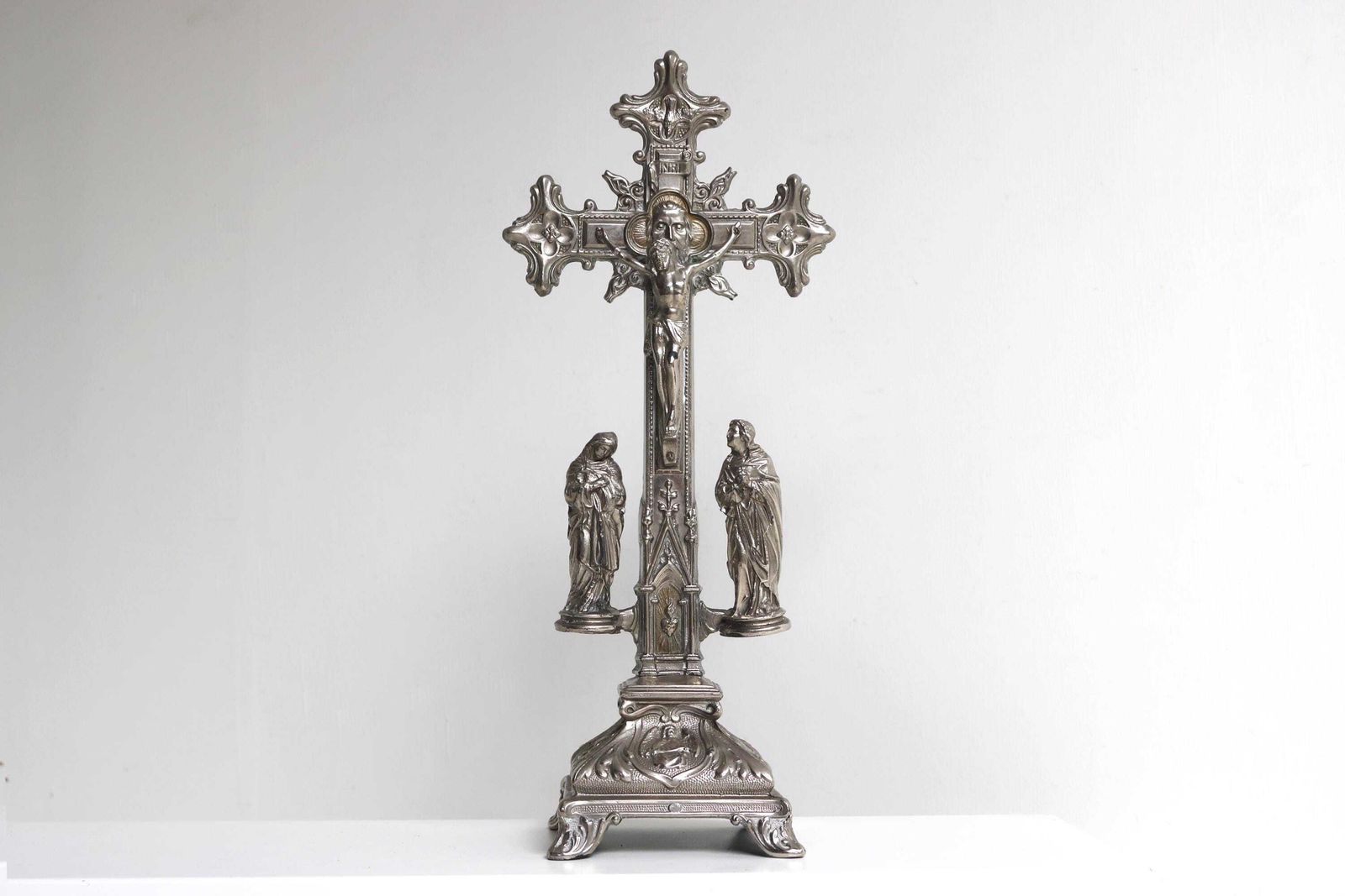Antiek Frans Altaarkruis Op Voet – Spelter Kruis In Barokstijl Met De Vier Evangelisten, Jaren 1920