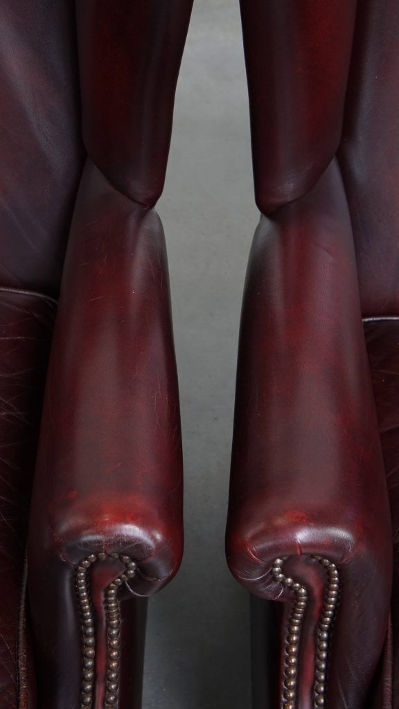 photo furniture Set Of 2 Beautiful And Comfortable Burgundy Red Cowhide Wing Chairs In English Style With A Beautiful Patina