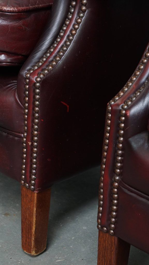 photo vinterior Set Of 2 Beautiful And Comfortable Burgundy Red Cowhide Wing Chairs In English Style With A Beautiful Patina