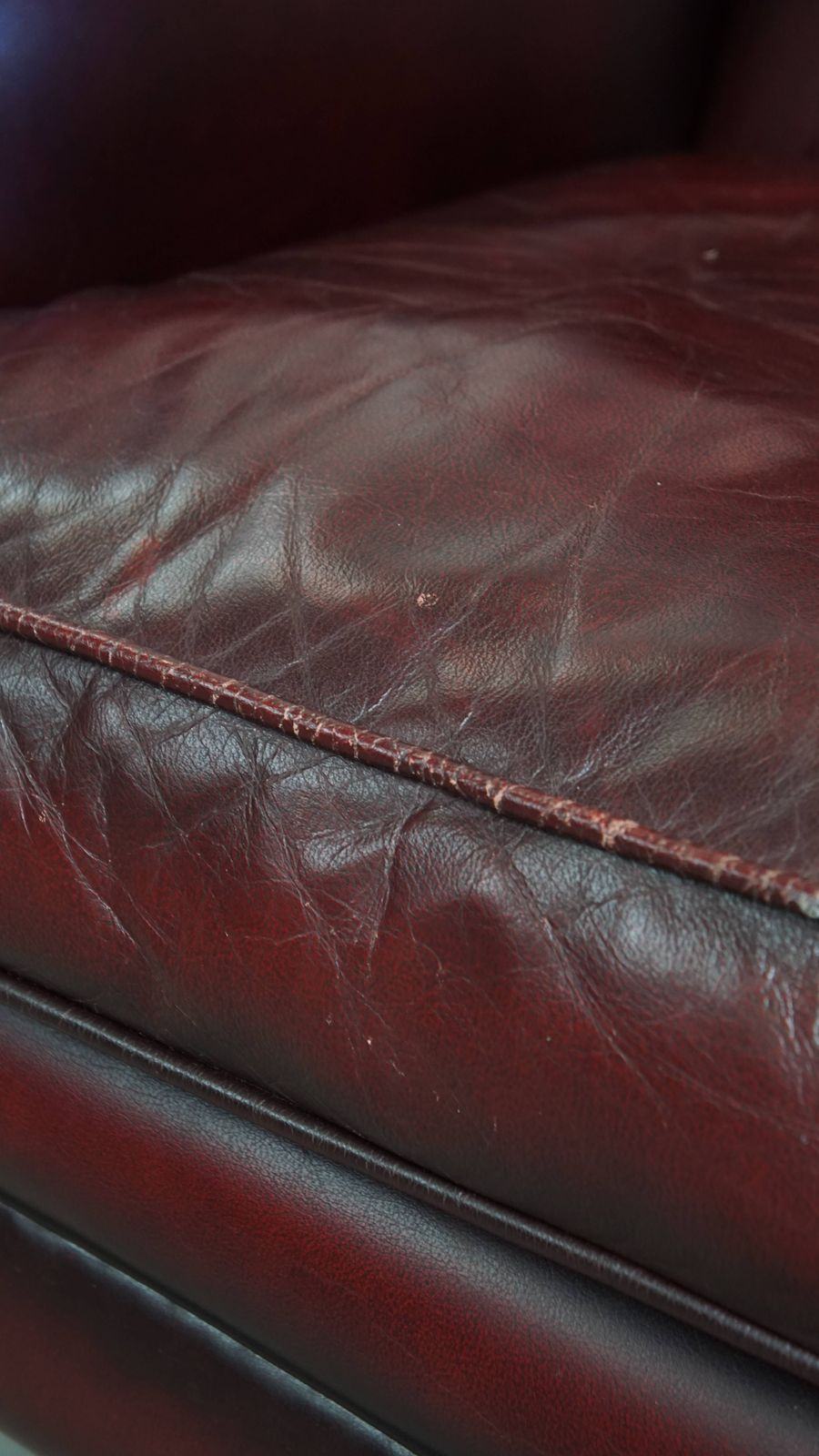 942.0 Comfortabele Bordeauxrode Vleugelfauteuil In Engelse Stijl Met Mooie Patina photo