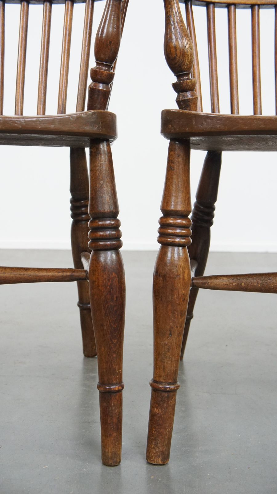 photo vinterior Set Van 6 Antieke Engelse Windsor Stickback Stoelen Uit De 19e Eeuw, Vervaardigd Van Iepenhout.