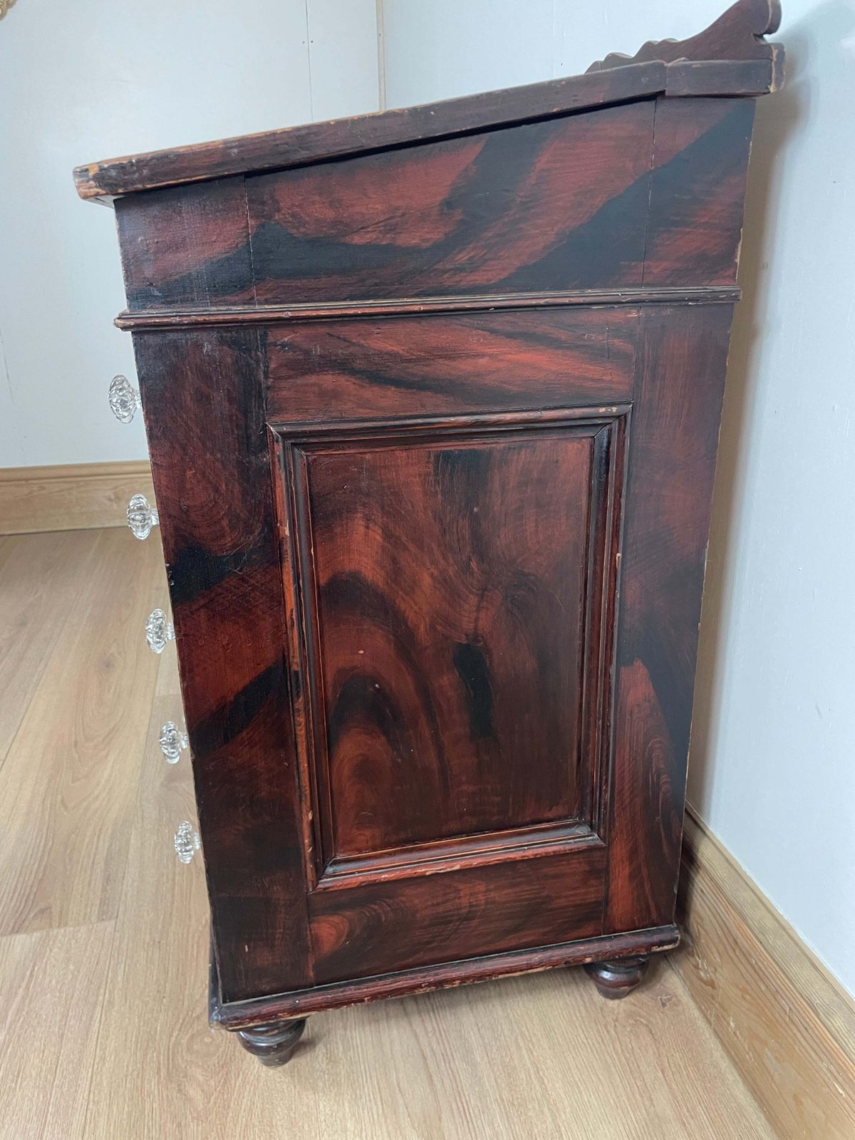 photo vintage Victorian Original Painted Pine 5 Drawer Desk.