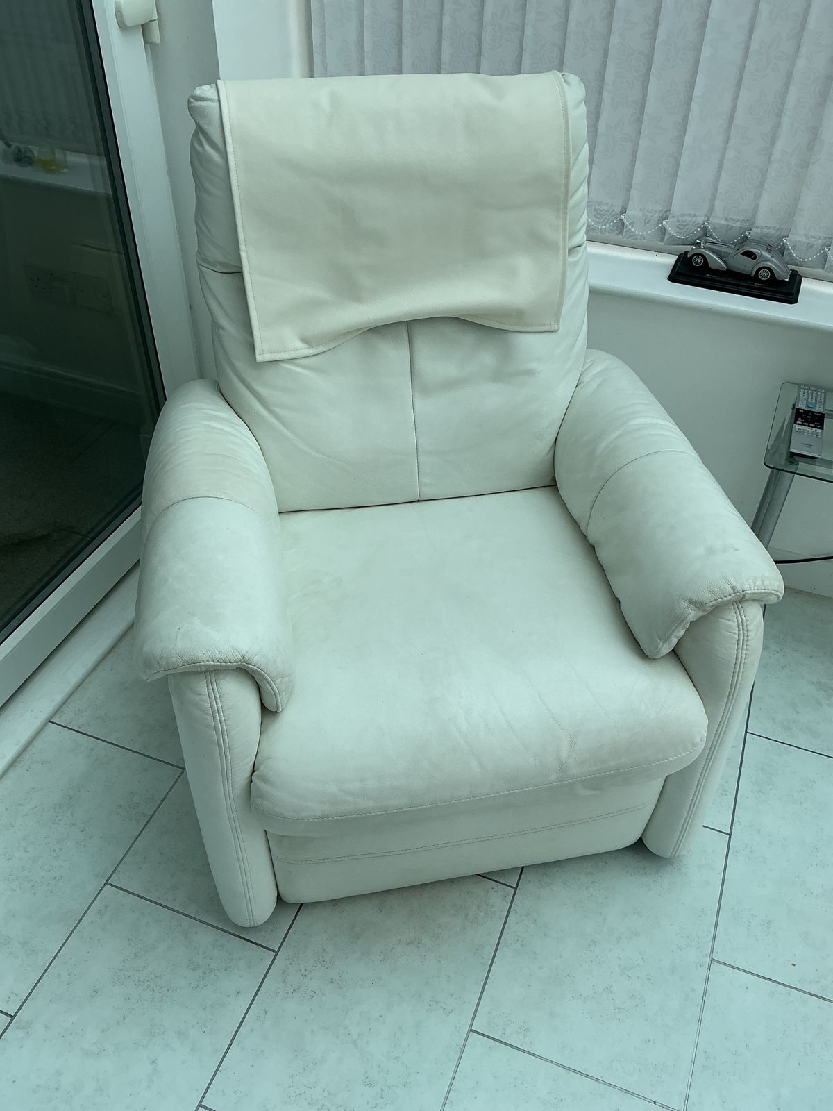 White Leather Electric Recliner Chairs (2 Armchairs And 1 Two Seater Recliner Settee)