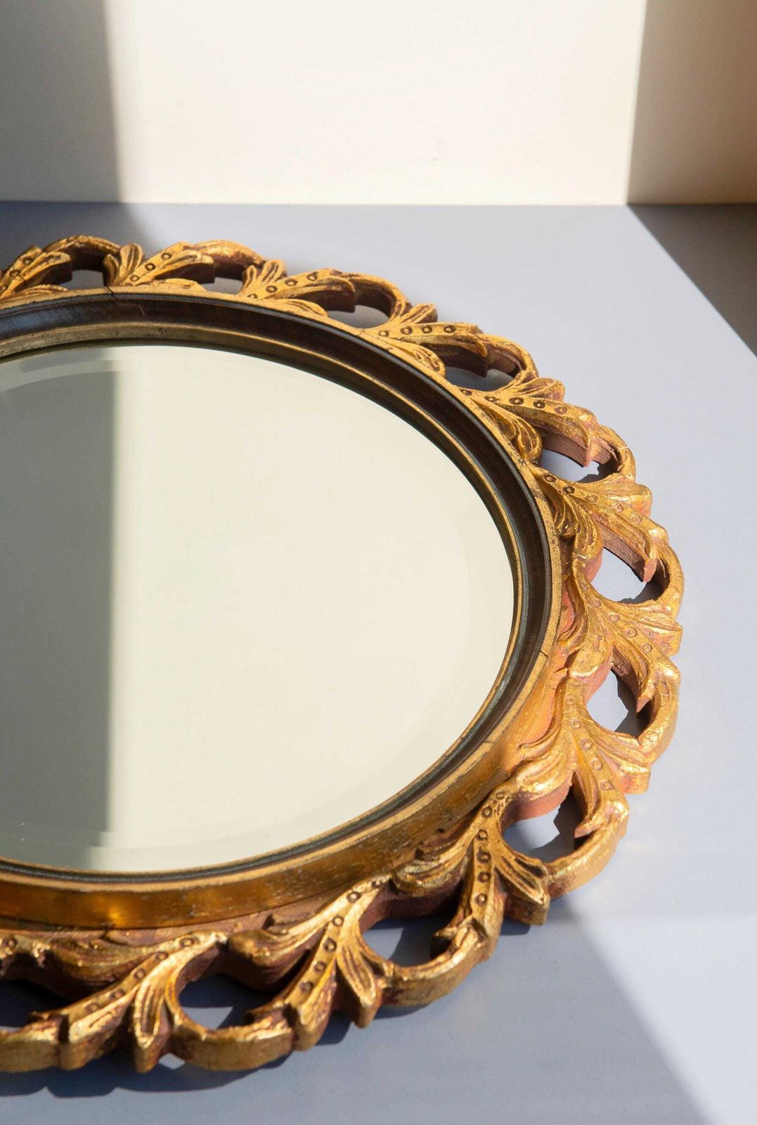Ronde Gouden Spiegel Met Geslepen Glas, Italiaans Design Ca. Jaren 1960, Hollywood Regency Wandspiegel, Handgesneden Ornamenteel Frame, Mid Century Vergulde Spiegel photo vinterior