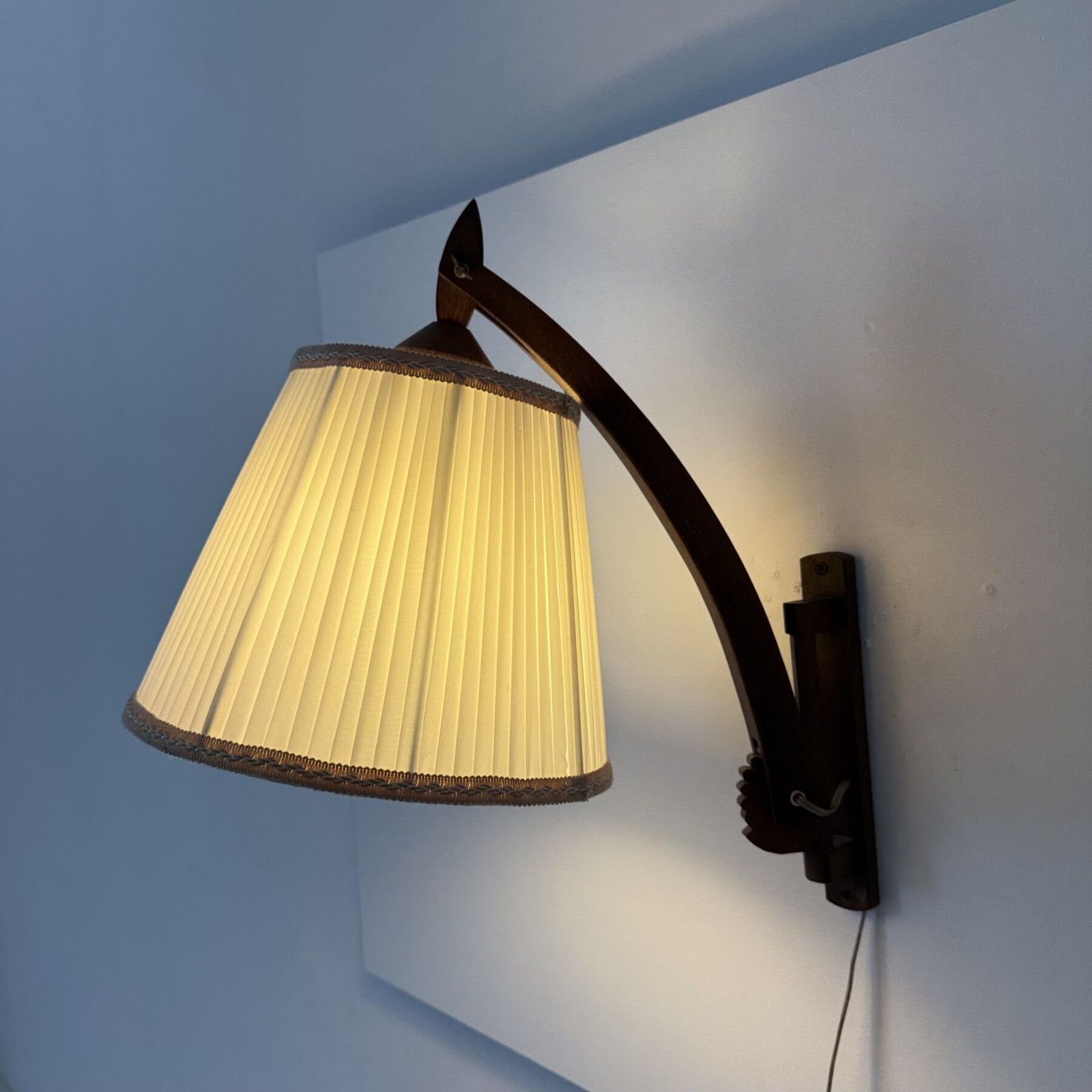photo vinterior T.J.W Zweers Vintage Oak Wooden Wall Lamp 1950s