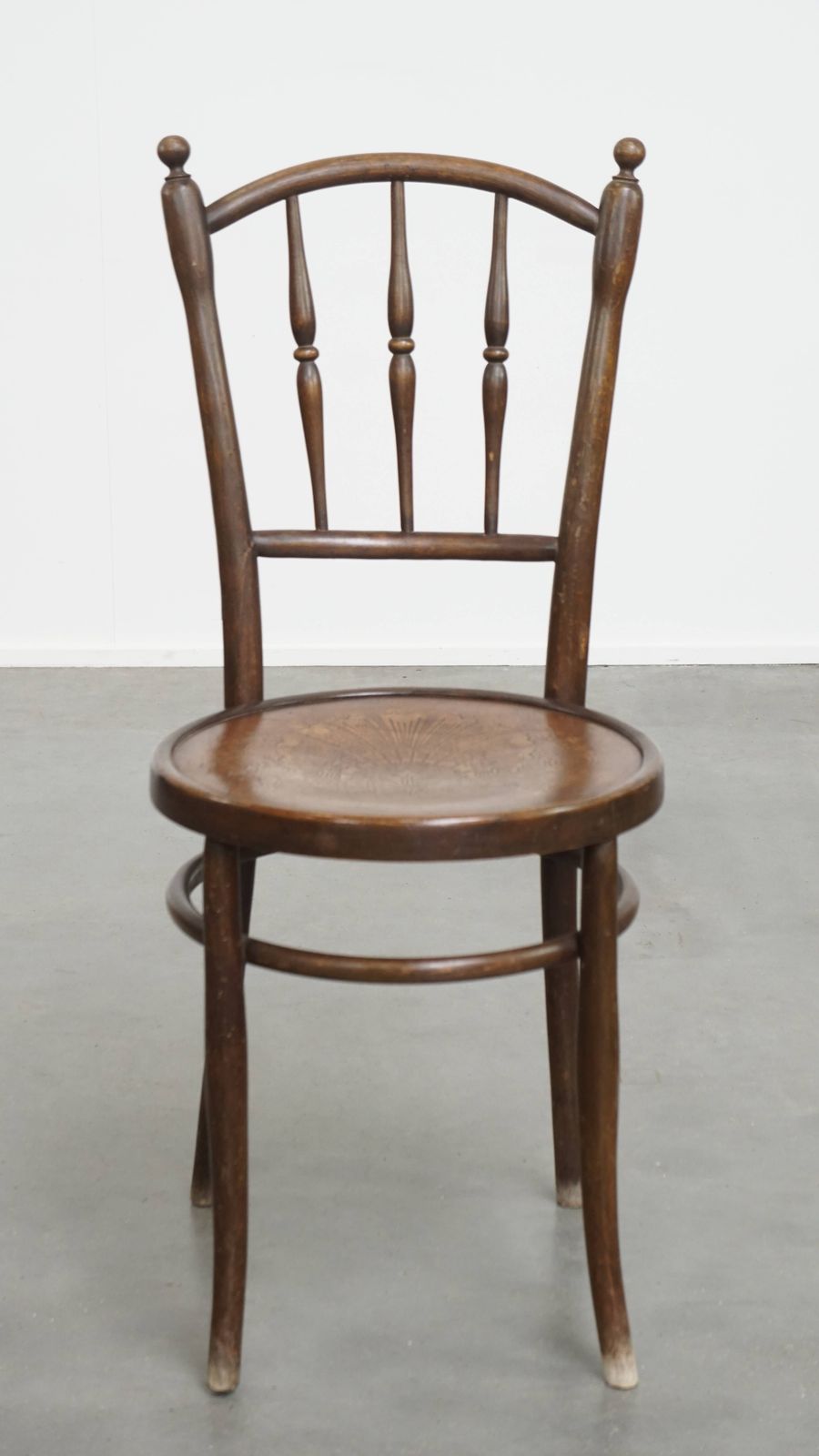 Charmante, Elegante Bistrostoel In De Stijl Van Thonet Met Fraai Gesneden Details In De Zitting. photo furniture