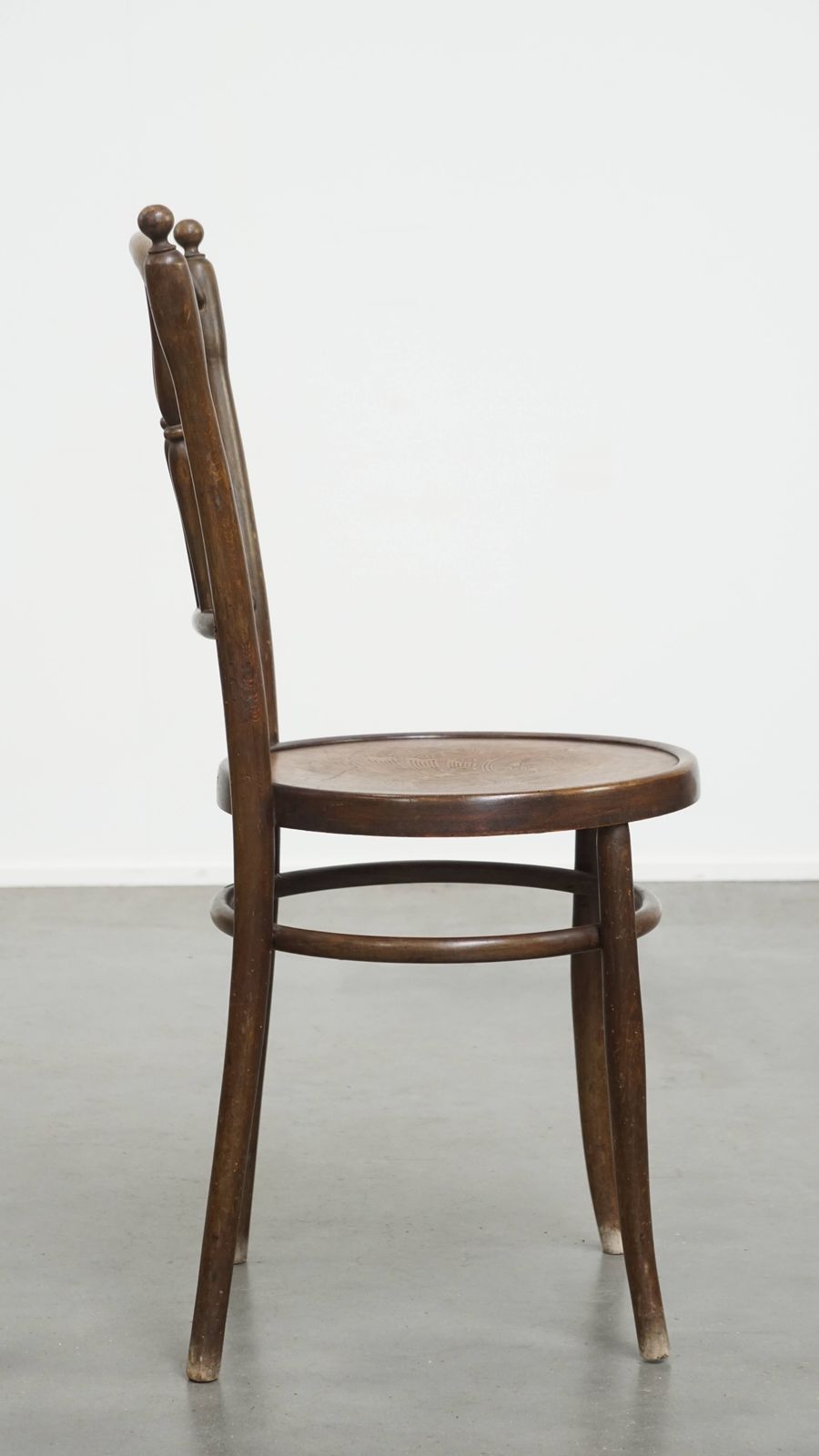 Charmante, Elegante Bistrostoel In De Stijl Van Thonet Met Fraai Gesneden Details In De Zitting. photo for sale