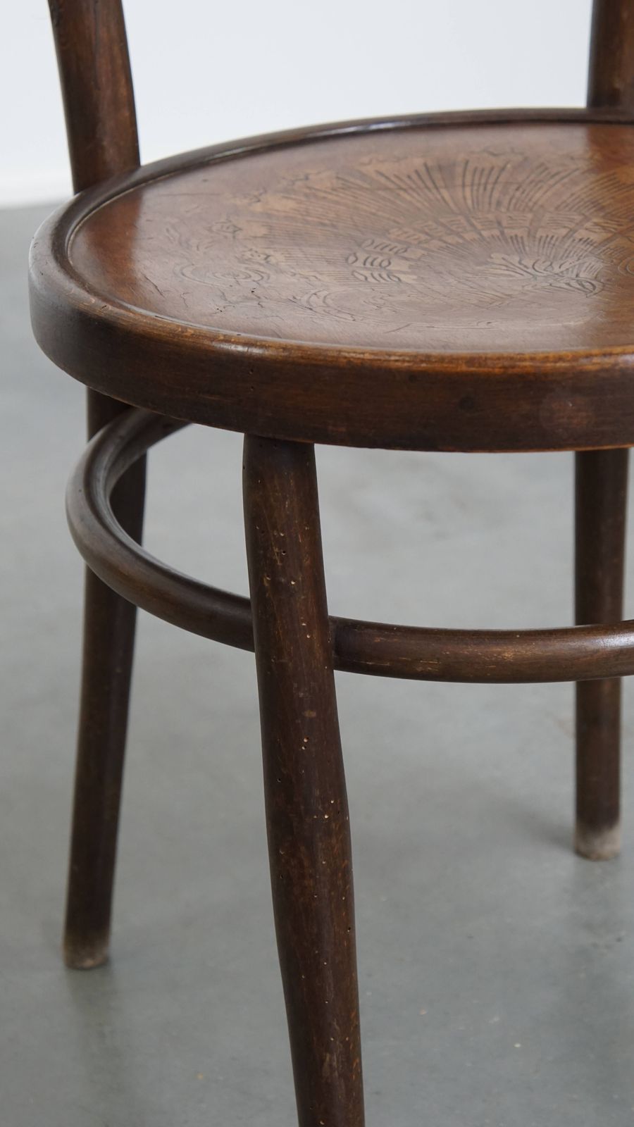 Charmante, Elegante Bistrostoel In De Stijl Van Thonet Met Fraai Gesneden Details In De Zitting. photo vintage