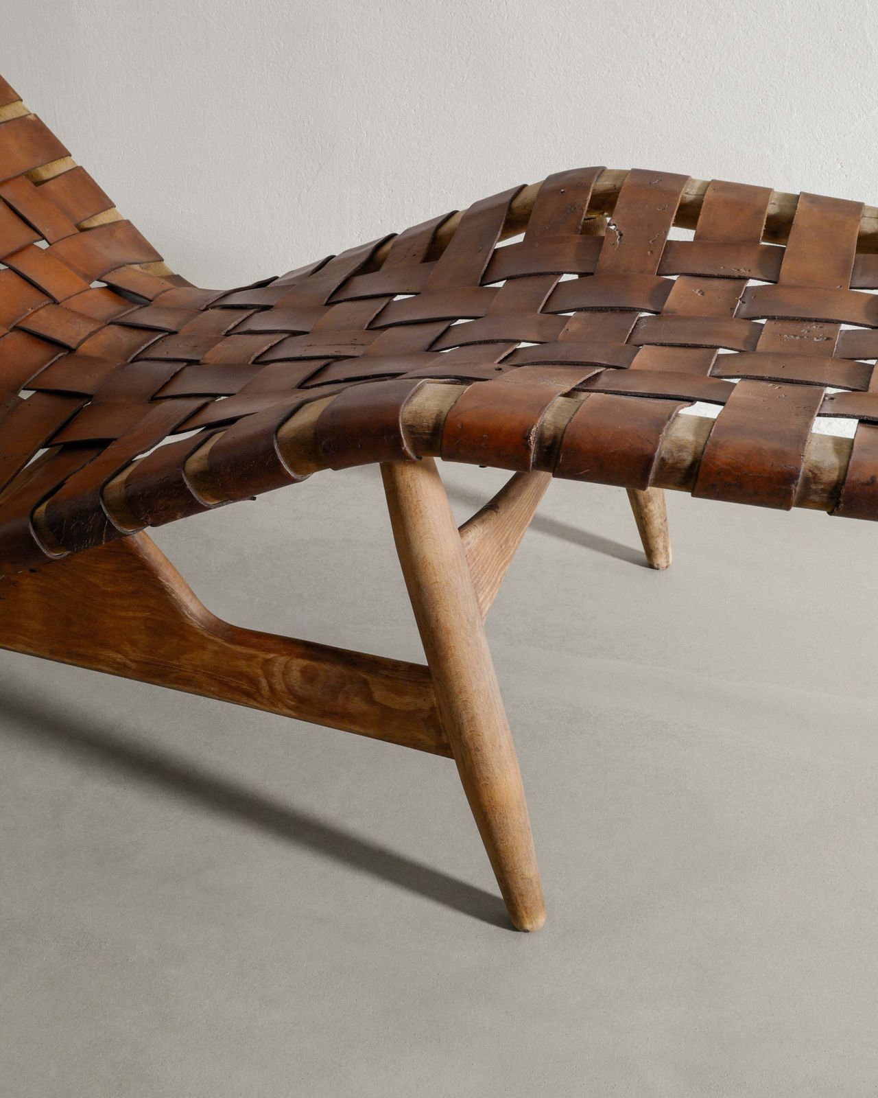 Danish Mid Century Modern Wooden Chaise Lounge Chair In Beech & Patinated Leather By Arne Vodder, 1950s photo vinterior