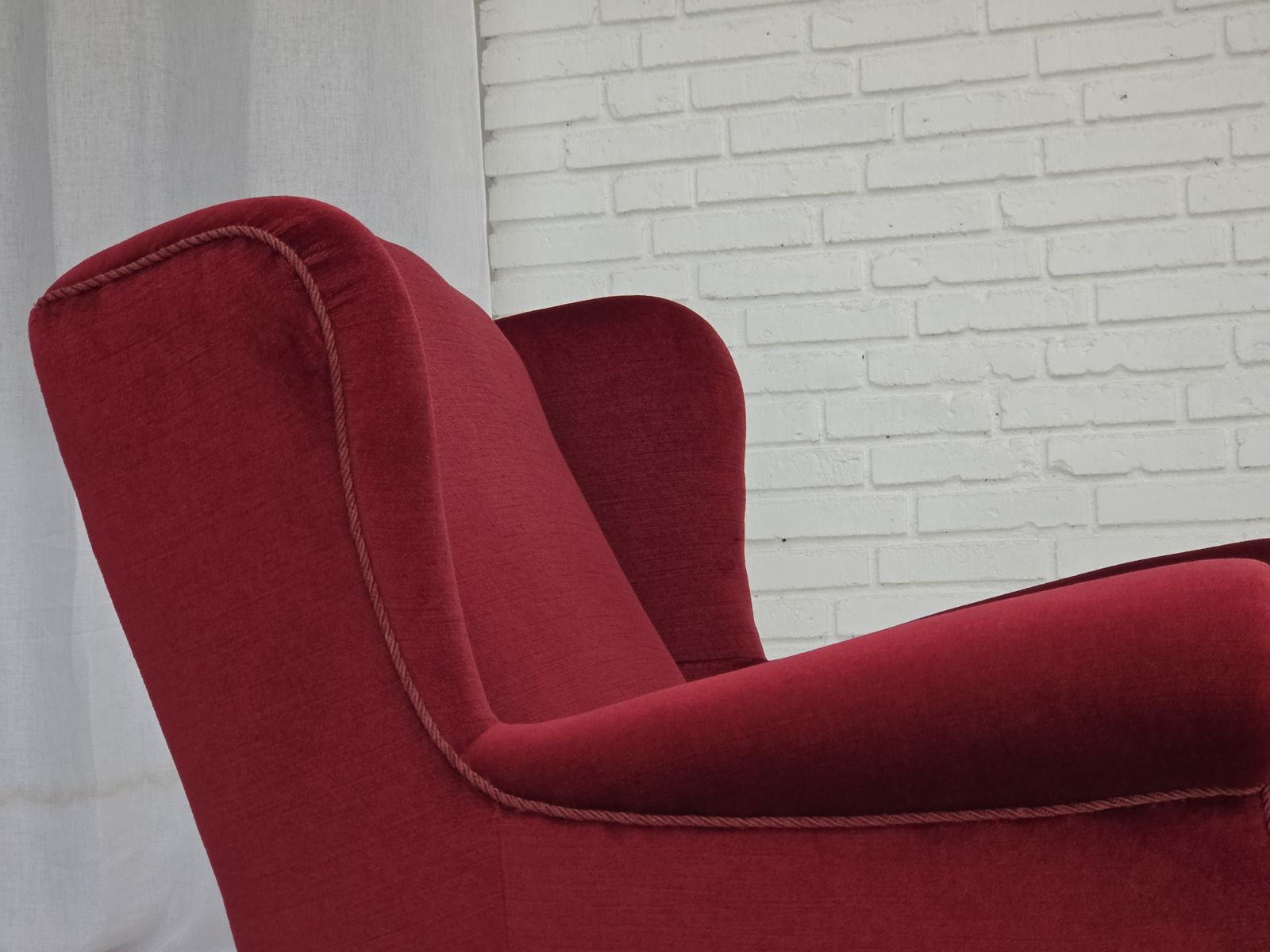 990.0 Ca. Jaren 1960, Deense Fauteuil, Rood Meubelvelours, Beukenhouten Poten. photo