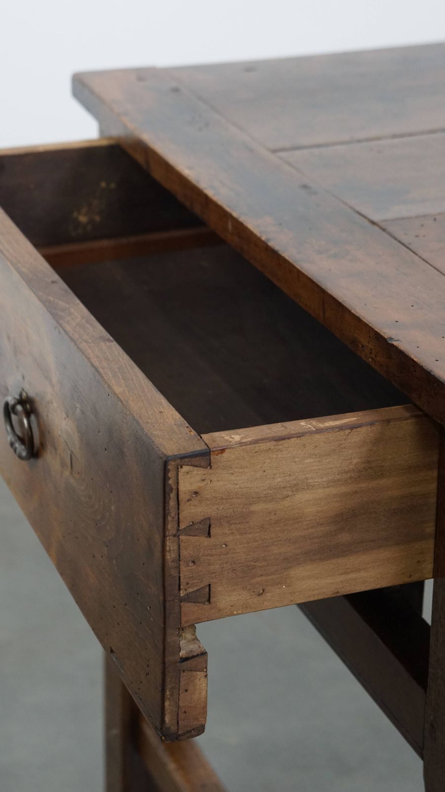 photo for sale Antieke Franse Eettafel Van Fruithout Uit De 18e Eeuw Met 2 Lades En Mooie Patina