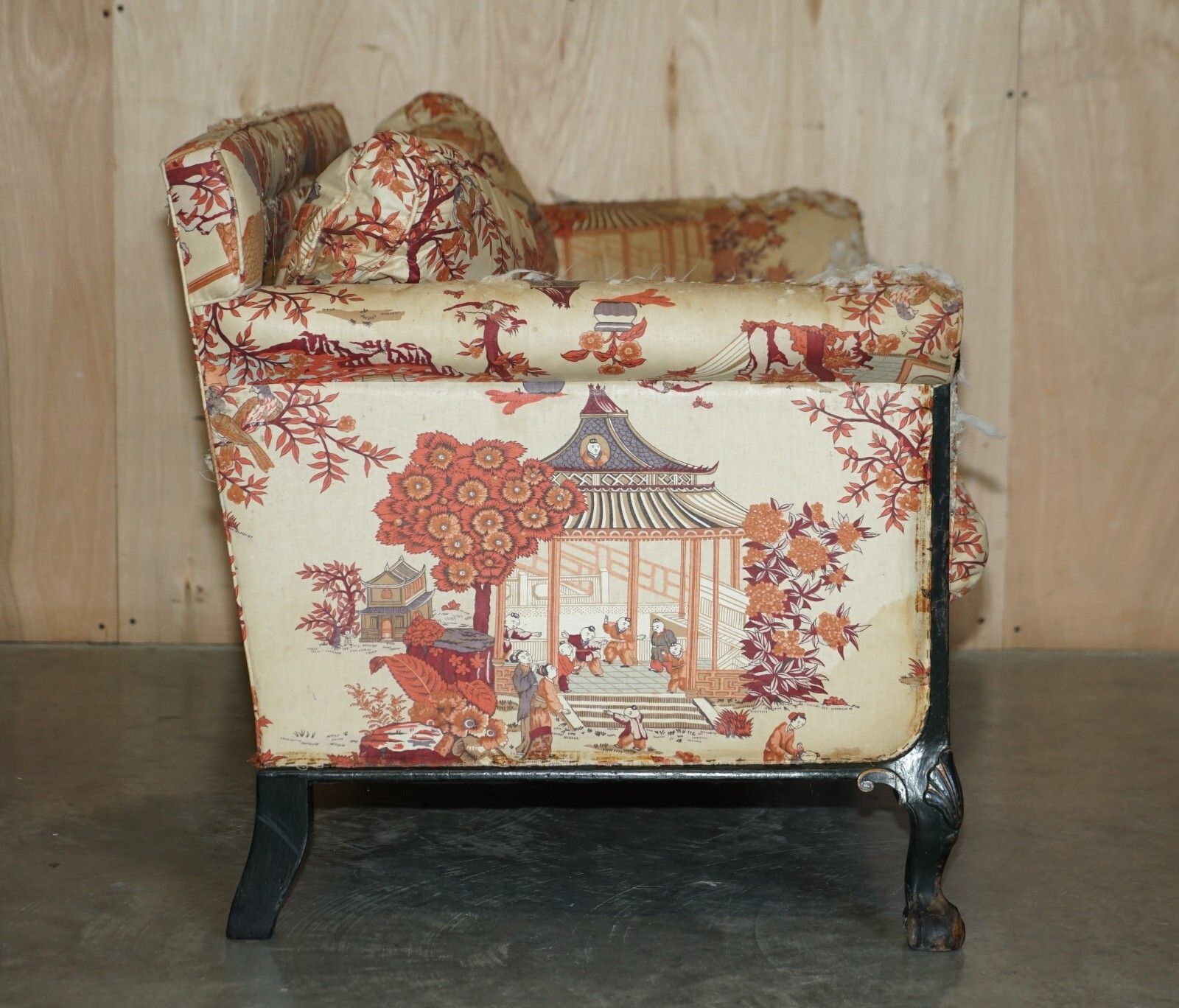 photo furniture Antique Howard & Sons Aesthetic Movement Sofa Claw & Ball Feet Chinoiserie Fabic
