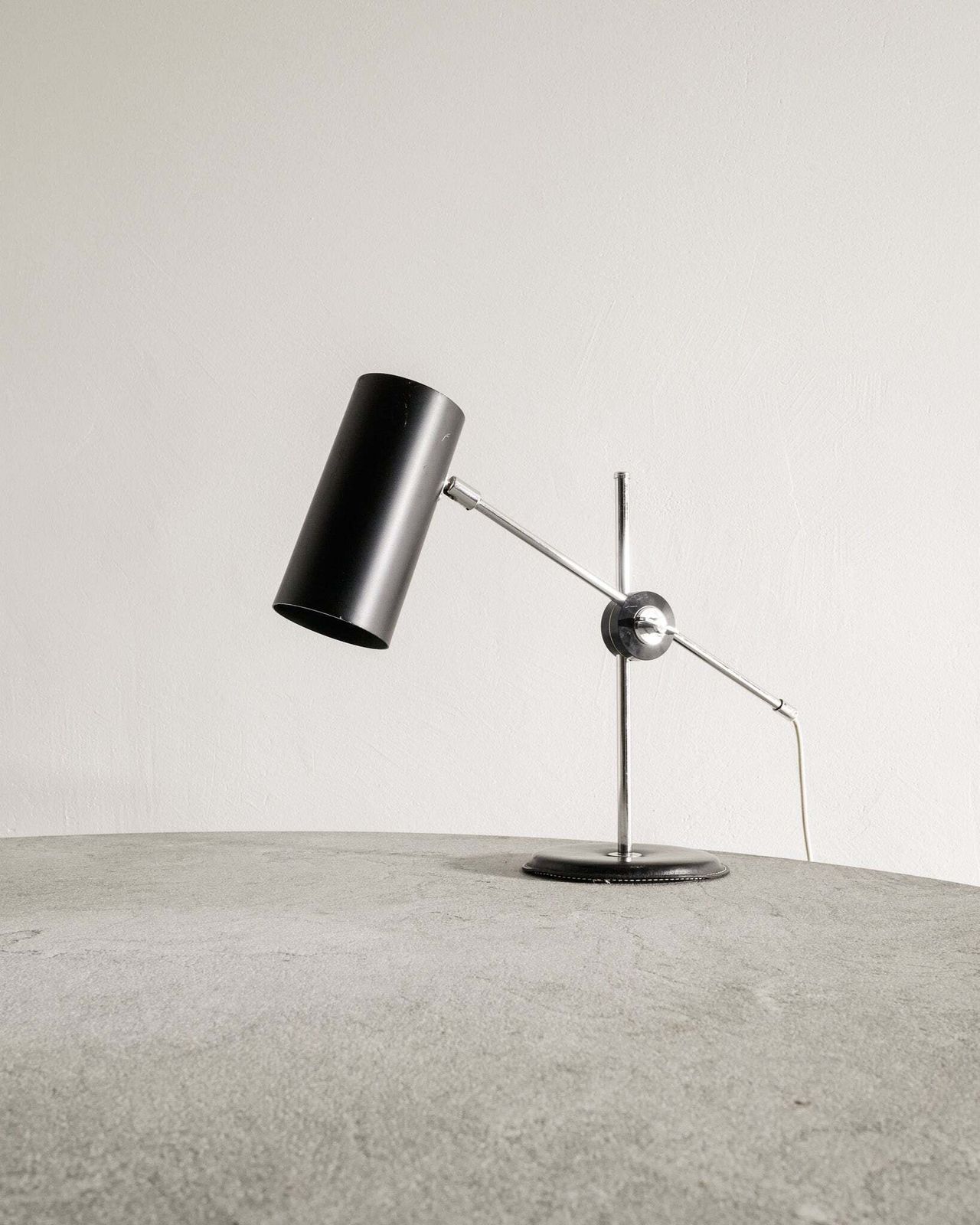 Swedish Mid Century "781b" Table Lamp In Chrome, Black Leather & Metal By Anders Pehrson For Ateljé Lyktan Sweden, 1960s