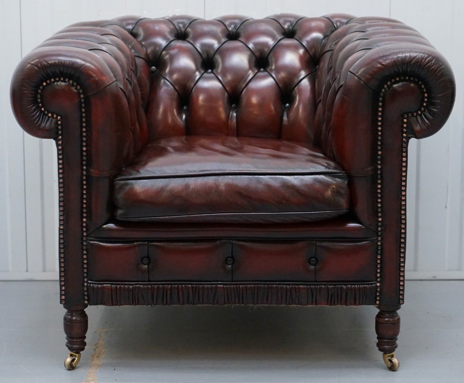 Restored Bordeaux Leather Chesterfield Club Suite Armchair & Sofa On Turned Legs photo Furniture