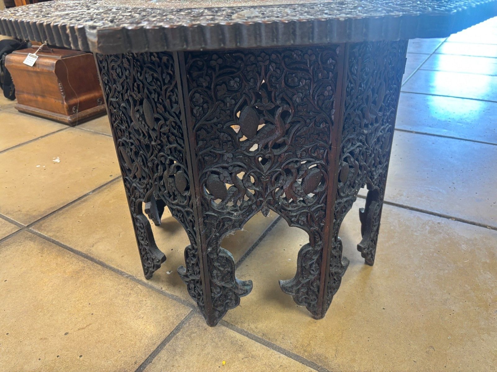 photo vintage 19th Century Anglo Indian Heavily Carved Wooden Table With Copper Insert