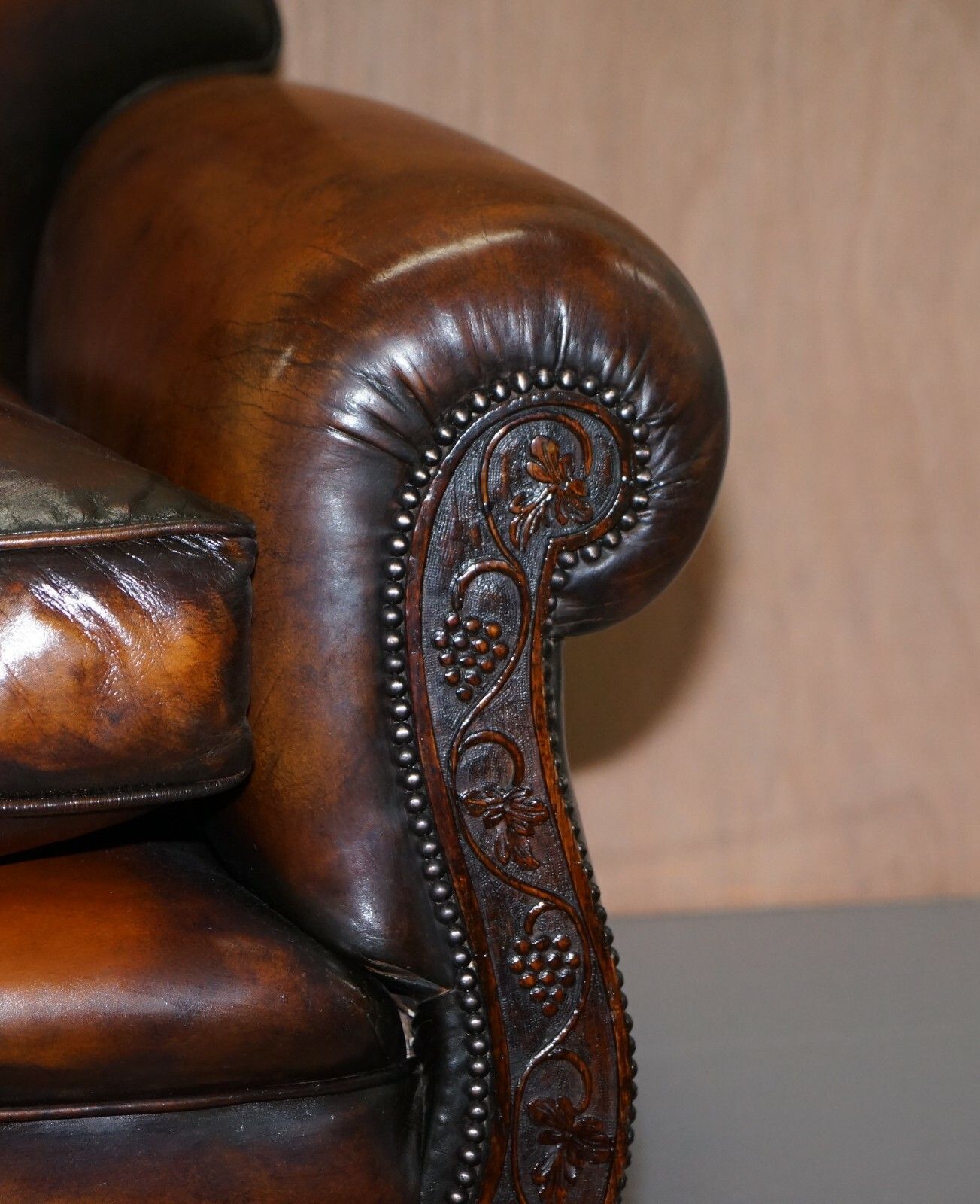 photo furniture Luxury Victorian Hand Dyed Aged Brown Leather Two Seat Sofa Hand Carved Floral