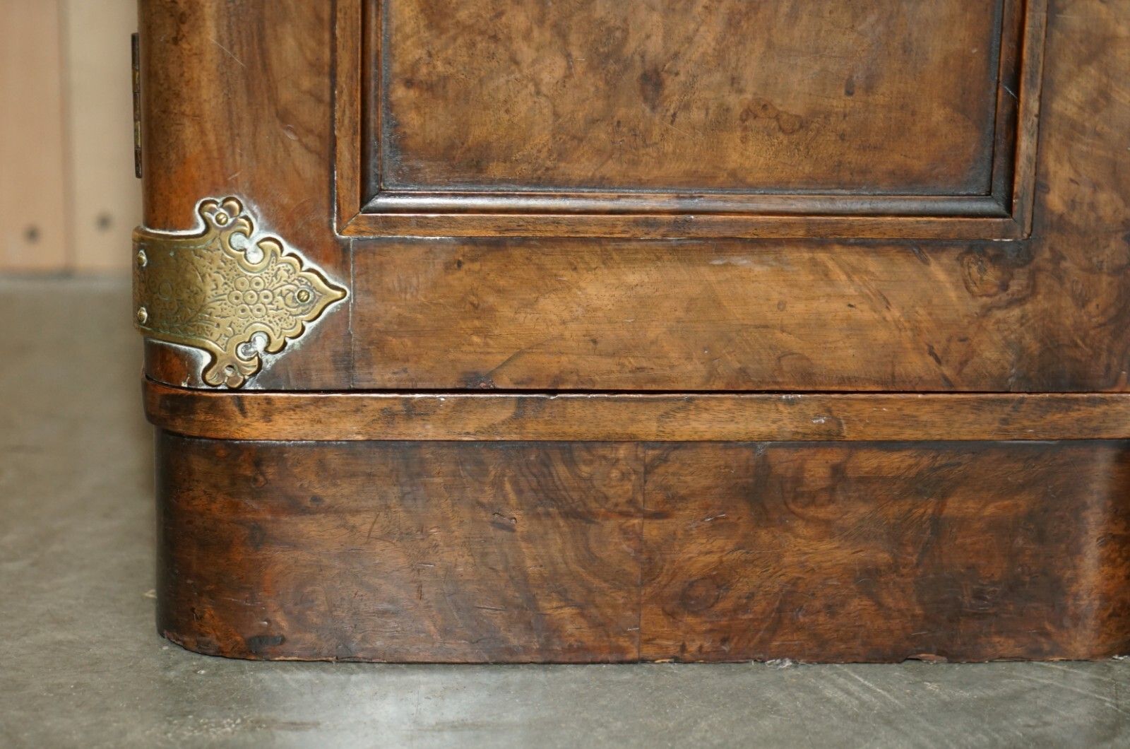 Important Burr & Burl Gothic Antique Dressing Table With Polished Brass Fittings photo vinterior