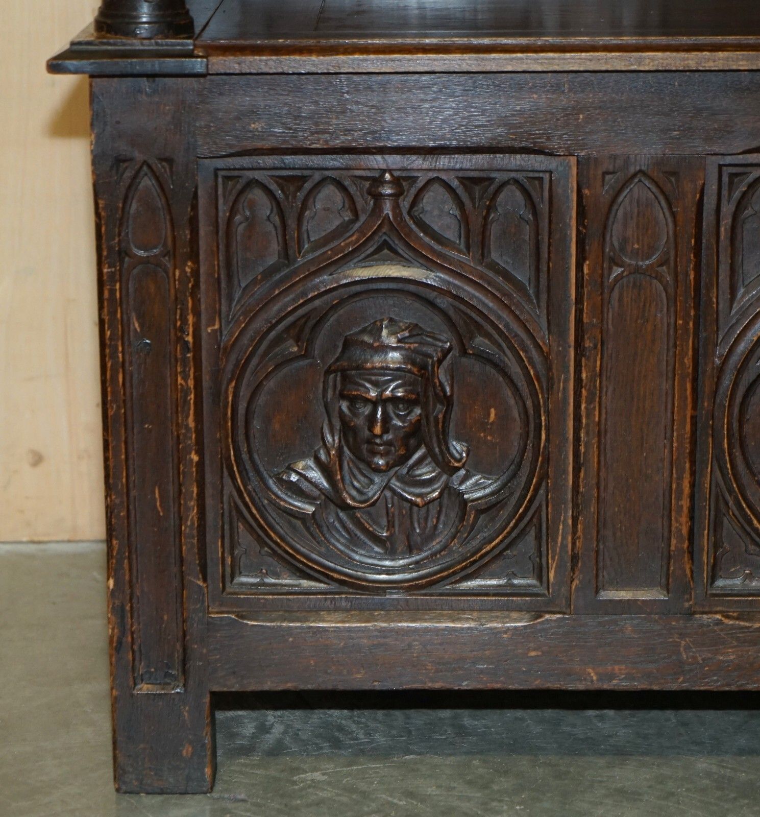 photo vintage Fine Antique Circa 1860 Jacobean Gothic Revival Hand Carved Porters Hall Chair