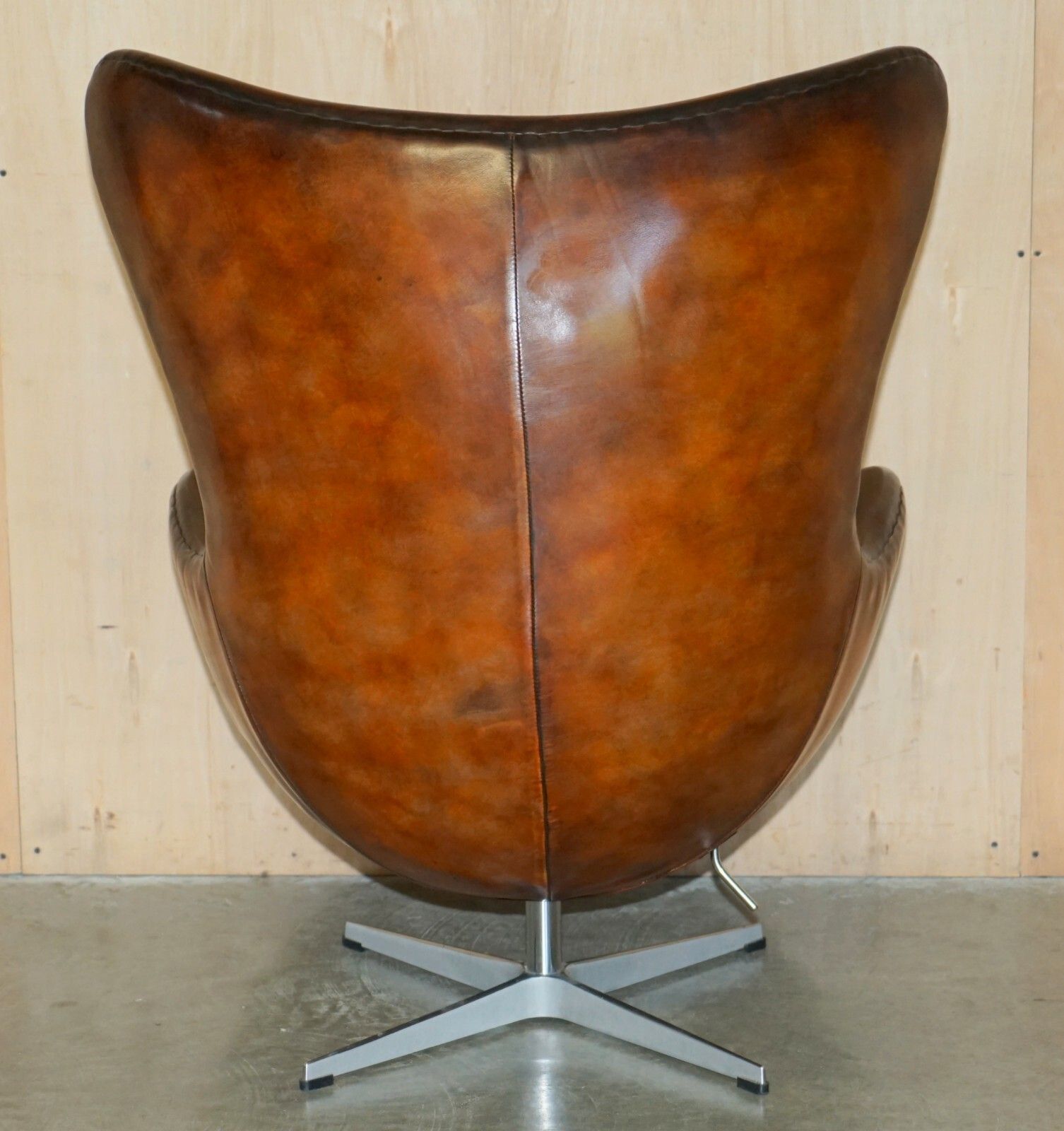 photo vintage Vintage Fully Restored Fritz Hansen Style Egg Chair Whisky Brown Leather