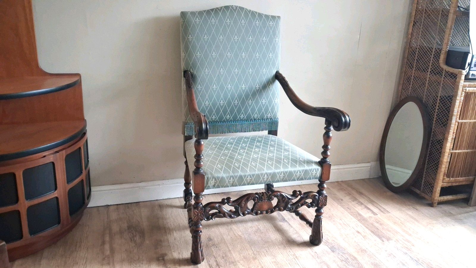 photo furniture Superb French 19th Century Walnut Baroque Carved Armchair