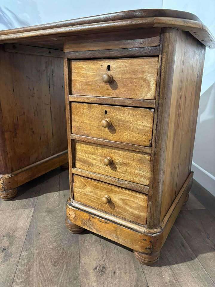 photo vinterior Victorian Pine Kneehole Desk