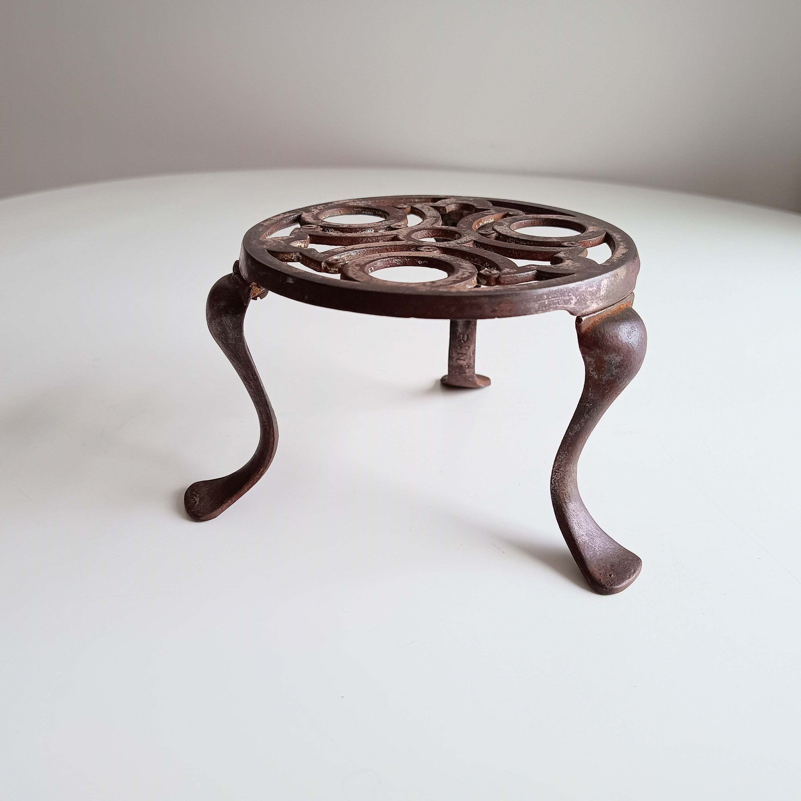 Antique English Art Nouveau Cast Iron Trivet, Registered Design 430938 For 1906 On Three Bound Legs photo 85.0