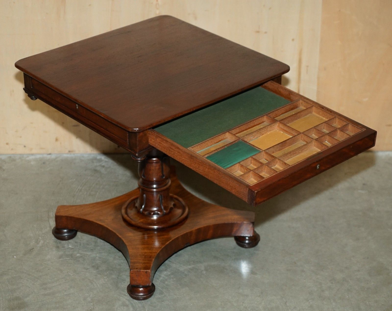 photo vintage Exquisite William IV Circa 1830 Flamed Mahogany Side End Work Sewing Table