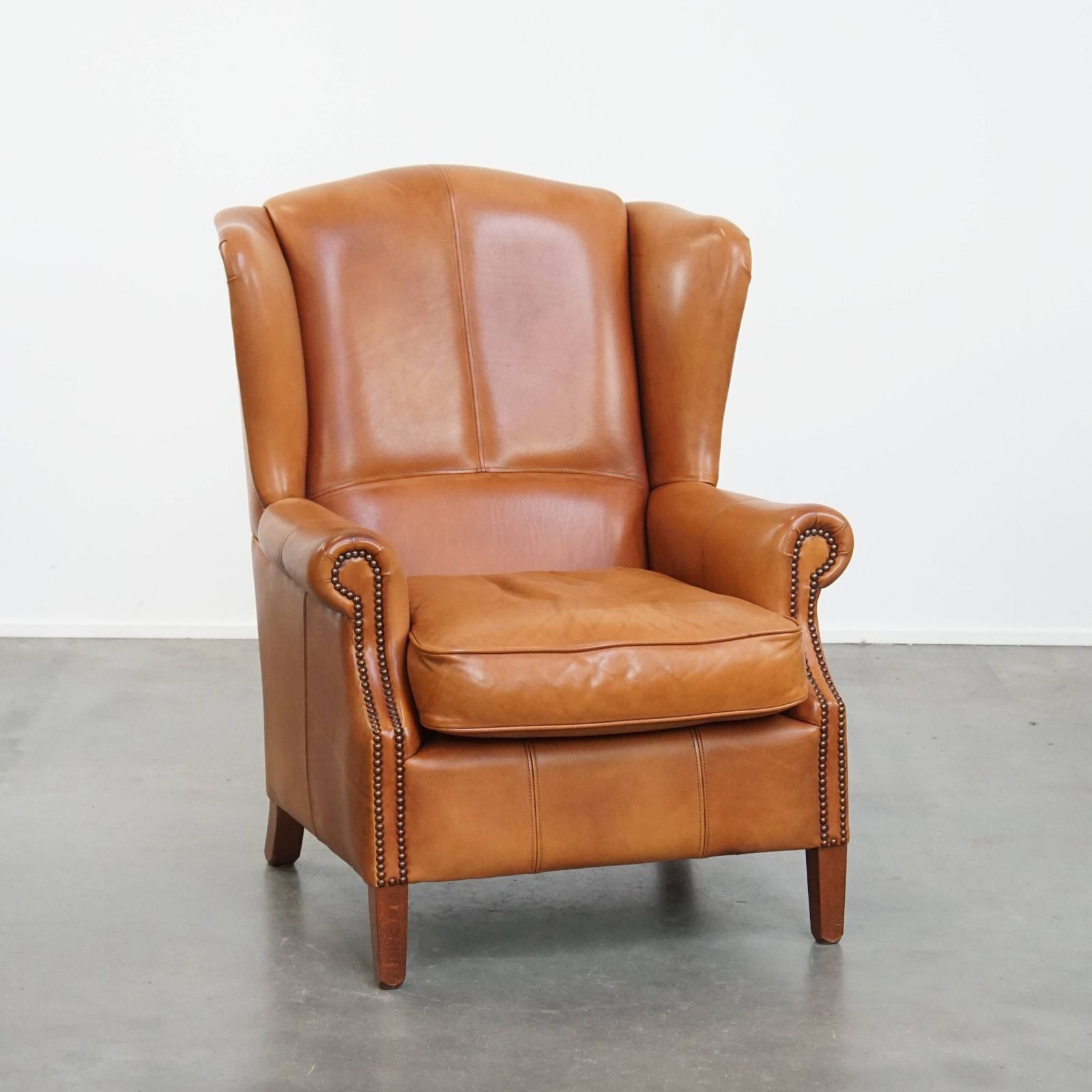 Unieke En Comfortabele Wingchair Van Koeienhuidleer Met Decoratieve Sierspijkers En Fraaie Details