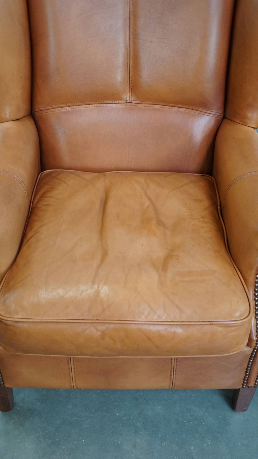 Klassieke Set Van 2 Koehuidenleren Wingback Fauteuils Met Decoratieve Nagels En Verfijnde Details photo 1845.0