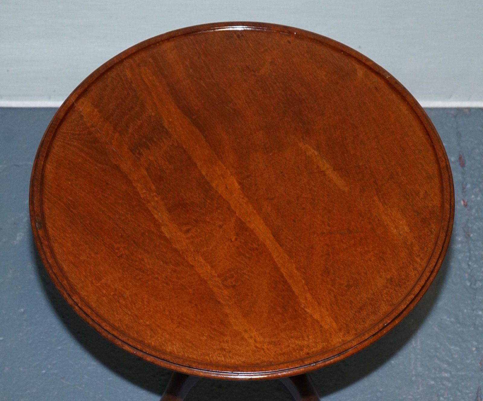 photo furniture Victorian Hardwood Tilt Top Tripod Table Round Side Or Wine Table