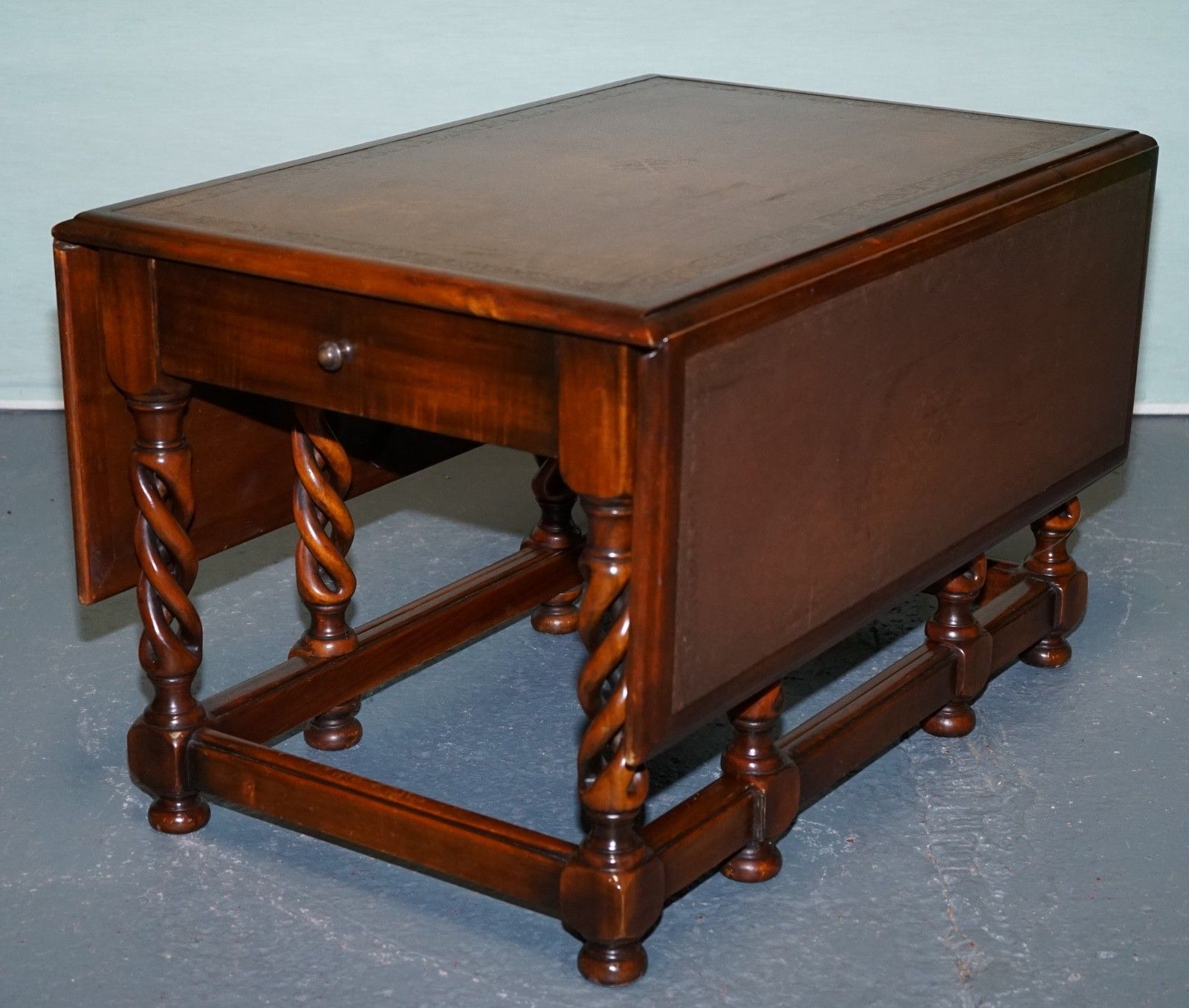 photo vintage Elegant Theodore Alexander Drop Leaf Barley Twist Table With Leather Top