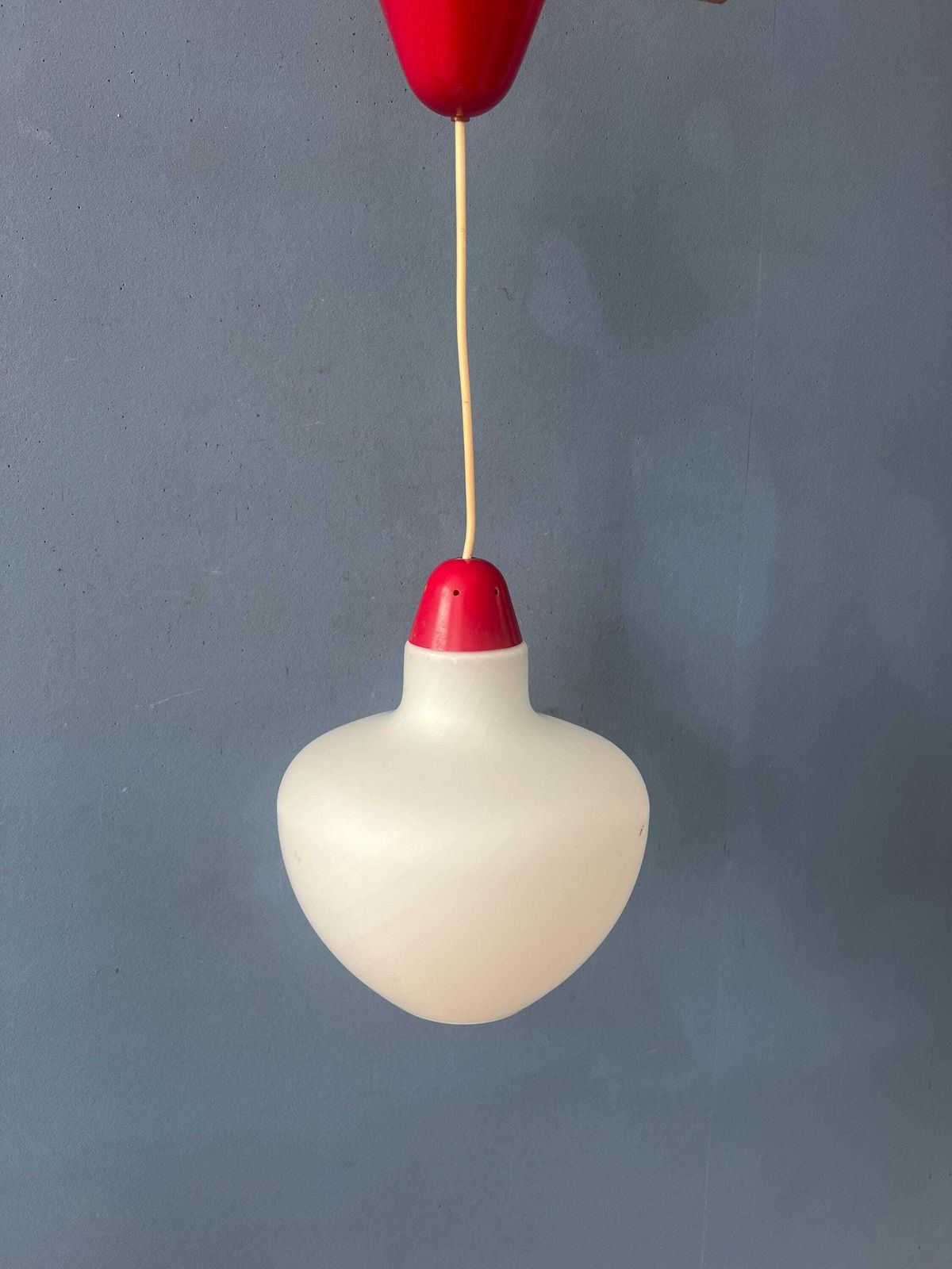 Mid Century Melkglazen Hanglamp Met Rode Bovenkant En Plafondkap photo vinterior