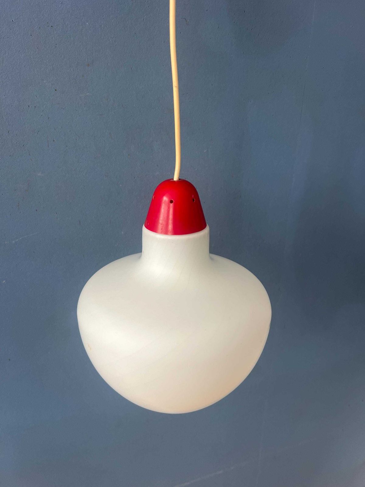 Mid Century Melkglazen Hanglamp Met Rode Bovenkant En Plafondkap photo vintage