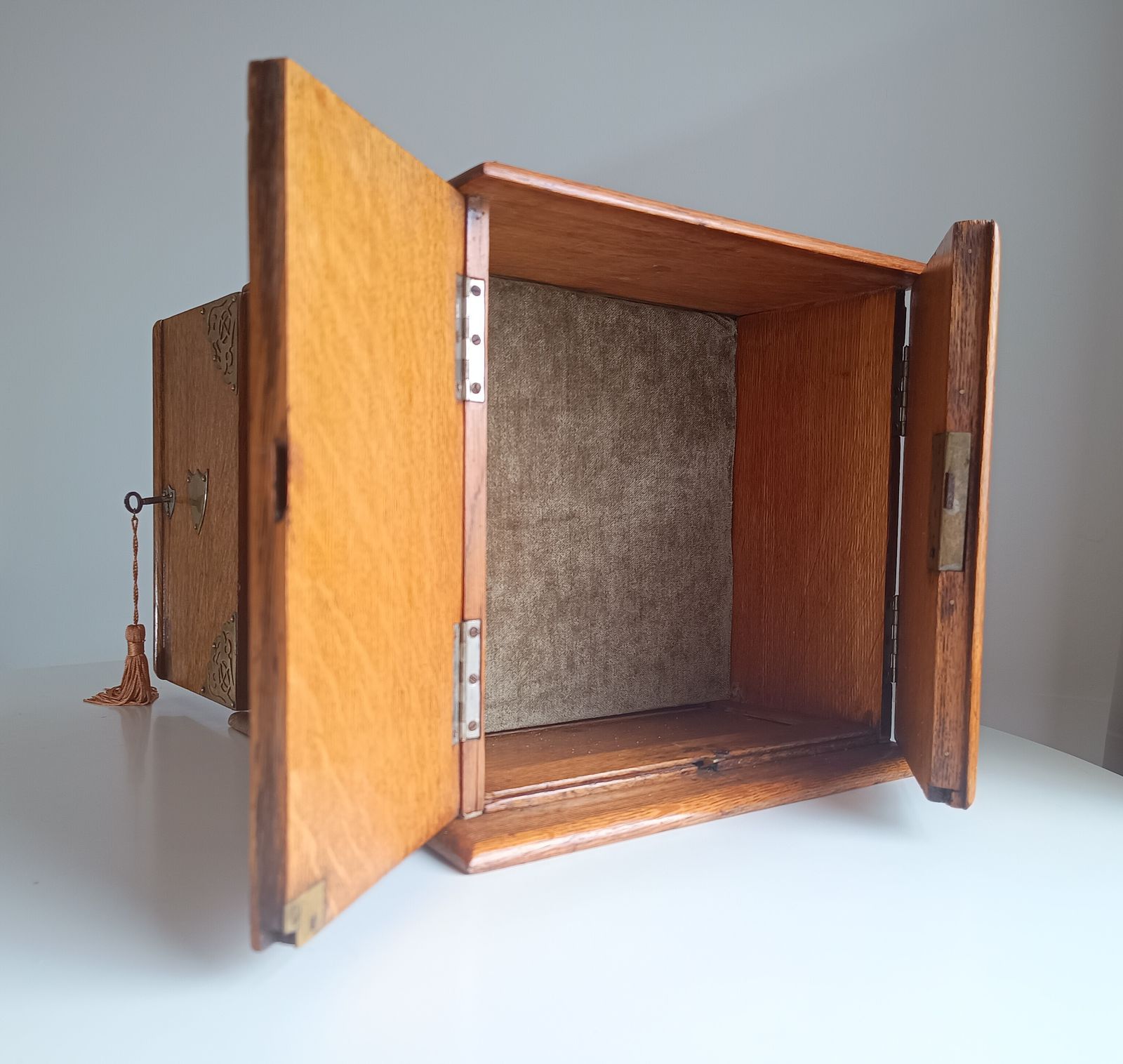 Rare Antique English Quarter Sawn Oak Gentlemans Smokers Cabinet Humidor With Hidden Whisky Compartment photo vintage
