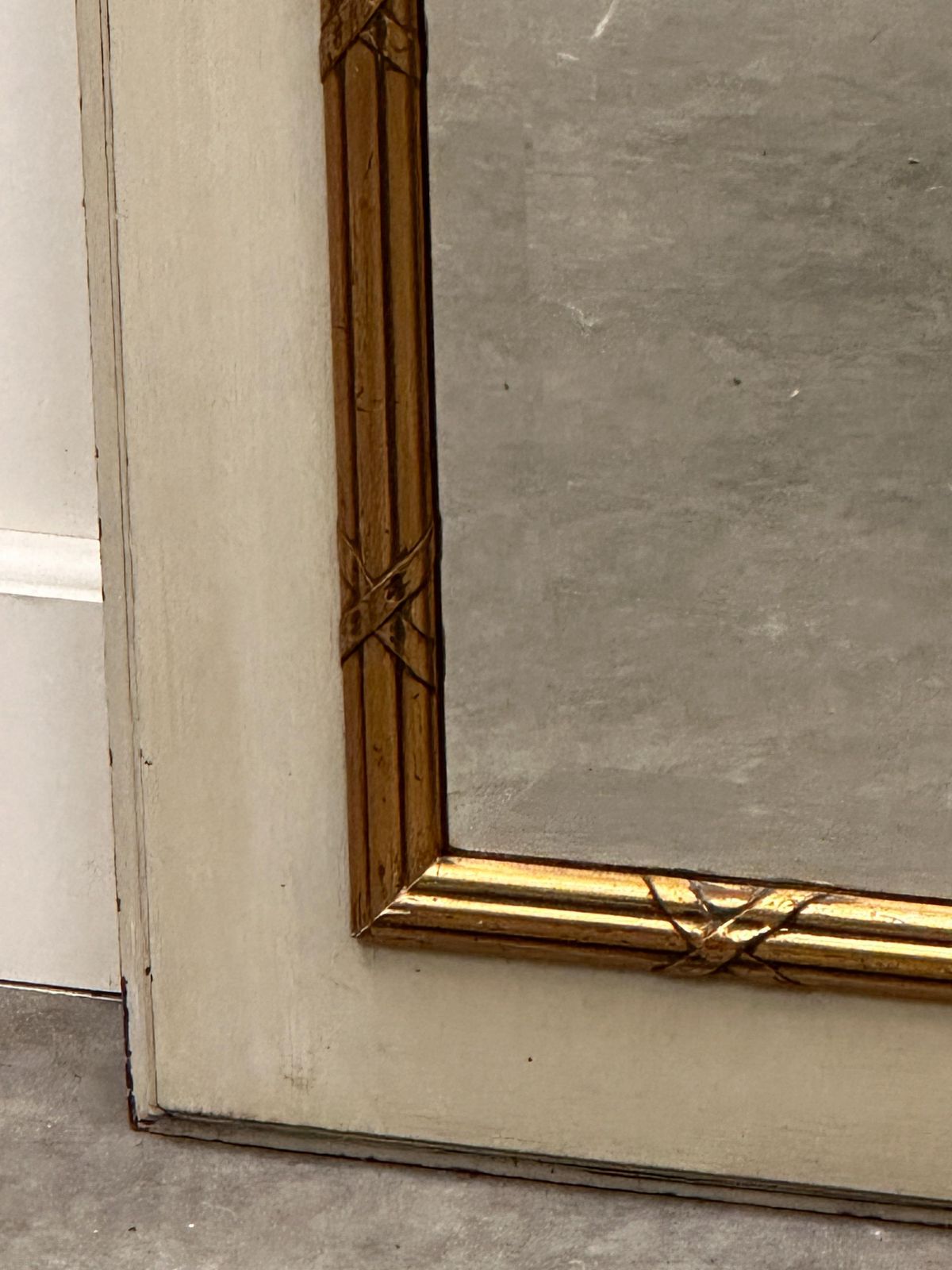 photo furniture Imposante Franse Neoklassieke Spiegel, 19e Eeuw – Geschilderd Met Vergulde Strik – 165 Cm Hoog