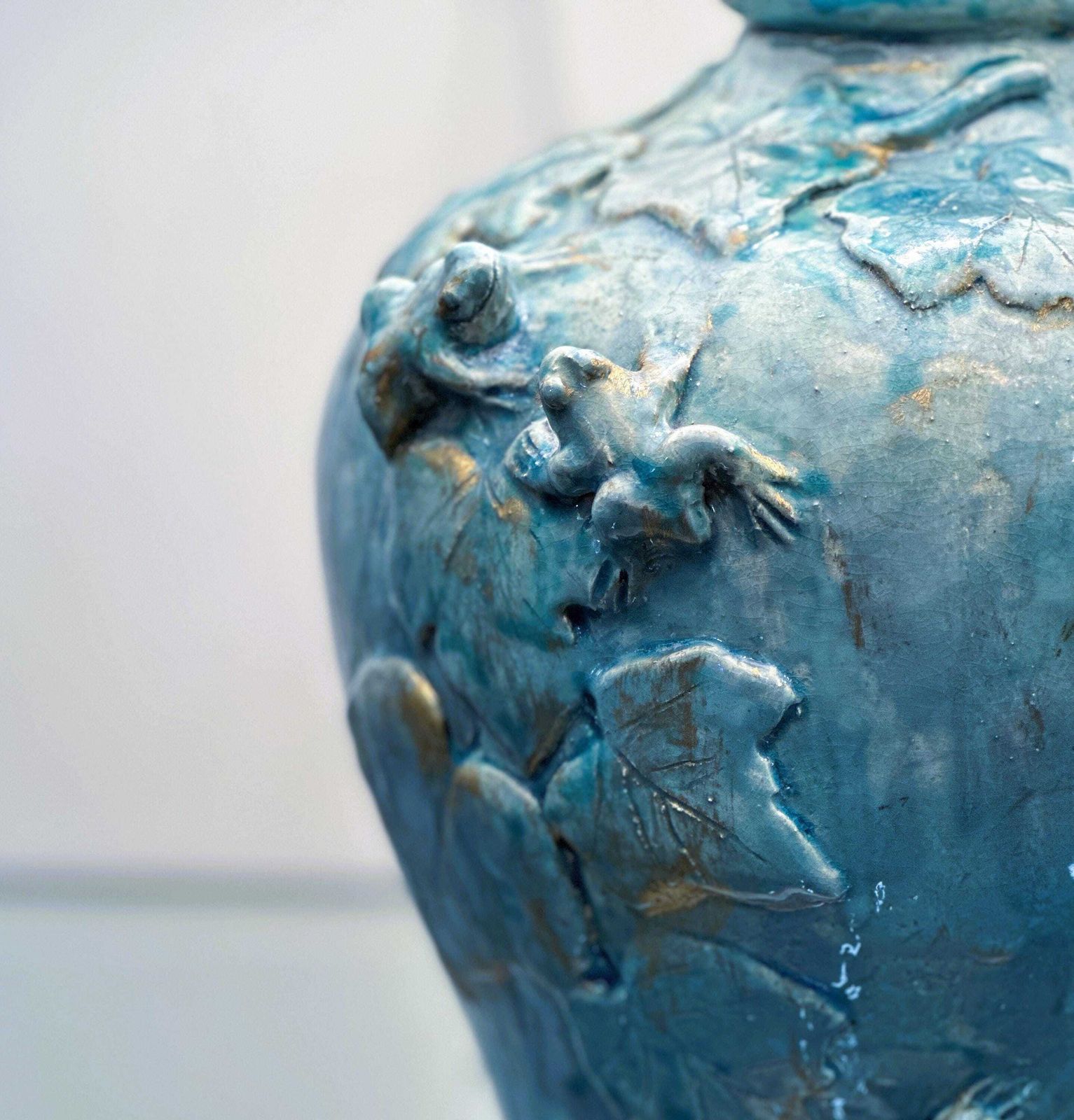 Handgemaakte Franse Keramische Lamp Met Klimop En Kikkers In Turquoise Glazuur Met Gouden Accenten – Sculpturaal Tafellampje Naar Voorbeeld Van De Natuur photo Verlichting