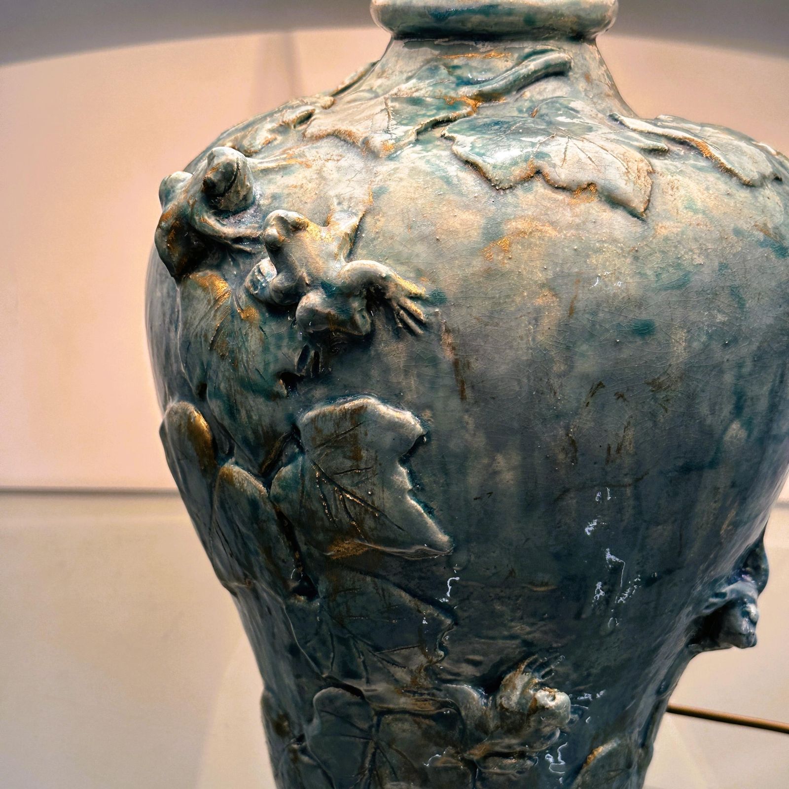 Handgemaakte Franse Keramische Lamp Met Klimop En Kikkers In Turquoise Glazuur Met Gouden Accenten – Sculpturaal Tafellampje Naar Voorbeeld Van De Natuur photo vintage
