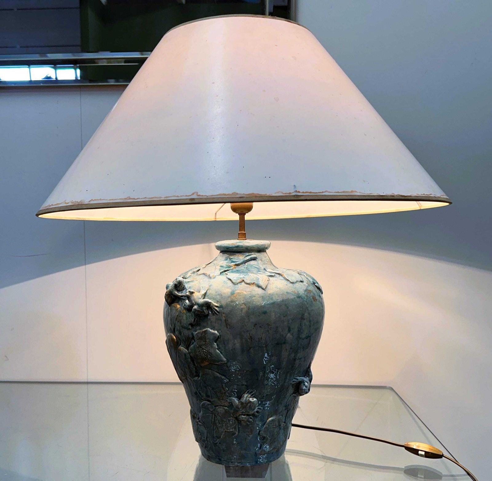 photo for sale Handgemaakte Franse Keramische Lamp Met Klimop En Kikkers In Turquoise Glazuur Met Gouden Accenten – Sculpturaal Tafellampje Naar Voorbeeld Van De Natuur