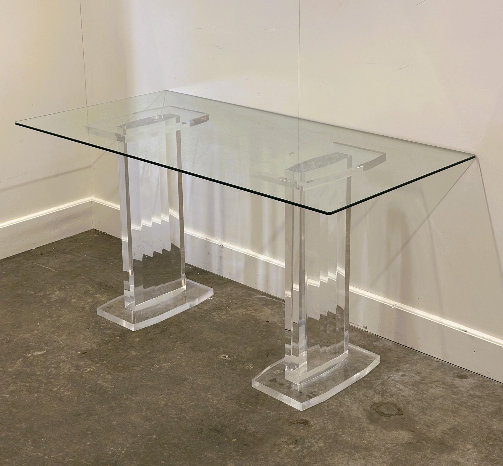 Italiaanse Lucite En Glazen Console Of Bureau Uit De Jaren 1980 — Sculpturaal Minimalistisch Ontwerp In Transparante Uitvoering photo buy