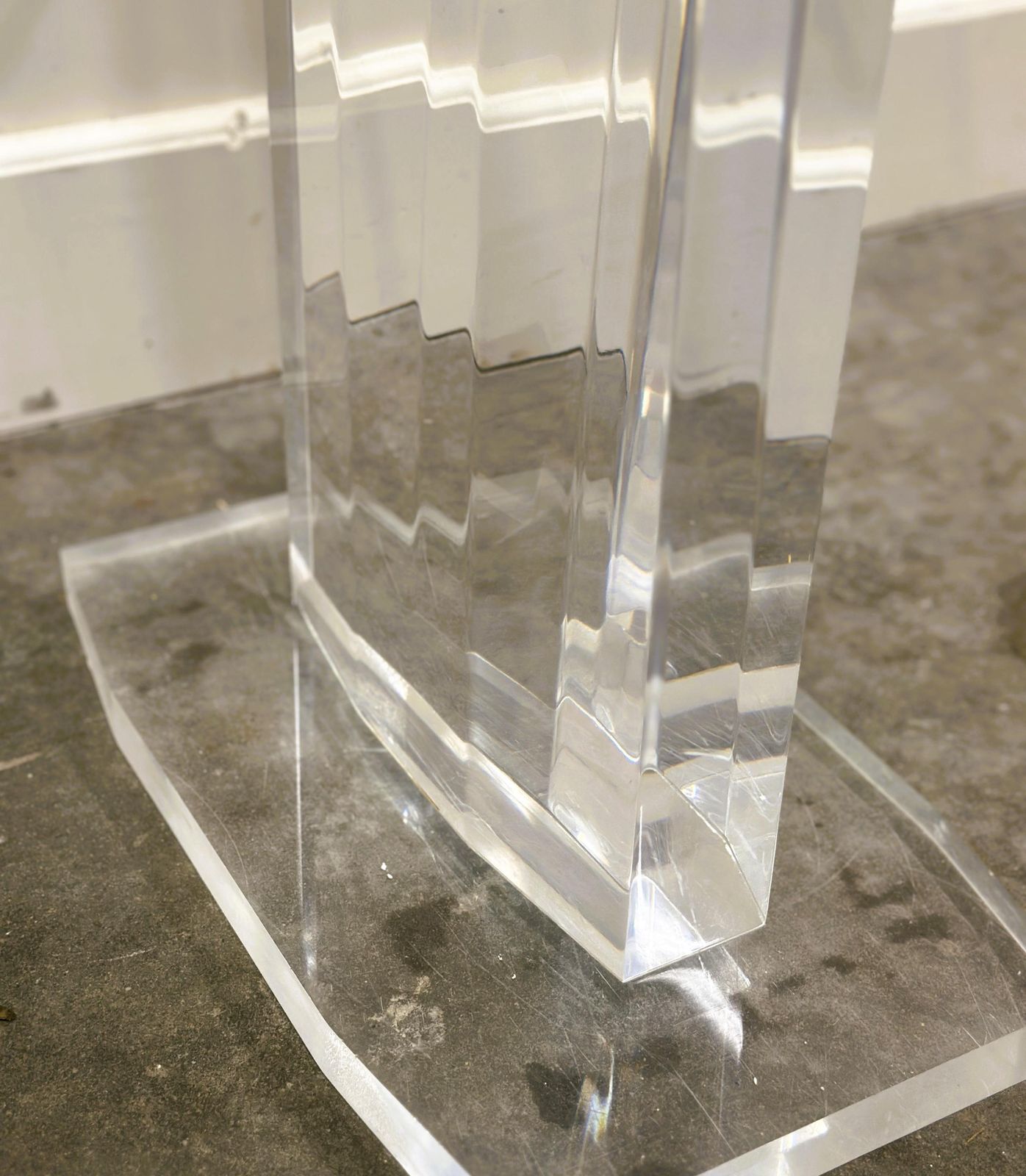 Italiaanse Lucite En Glazen Console Of Bureau Uit De Jaren 1980 — Sculpturaal Minimalistisch Ontwerp In Transparante Uitvoering photo vintage