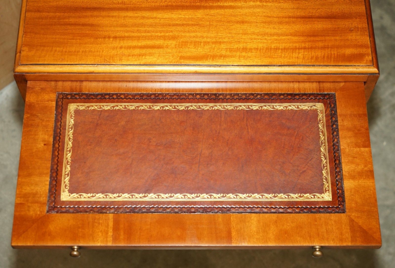 photo vintage Pair Of Walnut Brown Leather Military Campaign Nightstand Drawers Or Side Tables