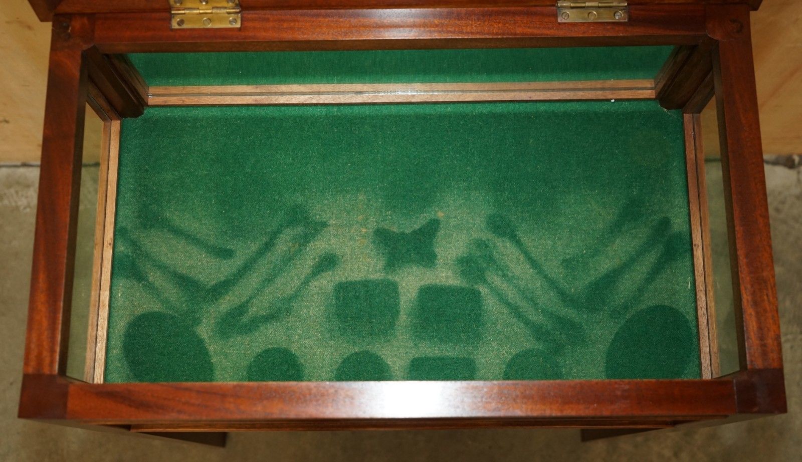 photo vintage Antique Edwardian Mahogany Glass Display Case Side End Table For Trinkets Etc