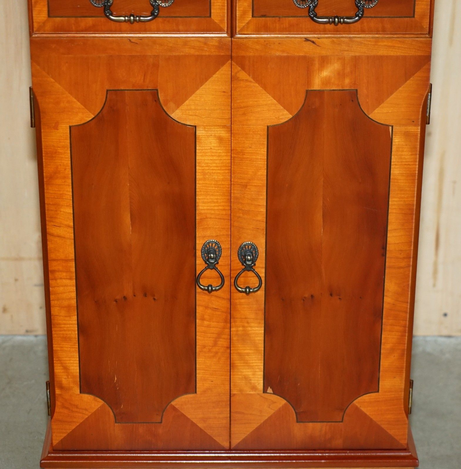 Lovely Vintage Burr Yew Wood Cd Or Dvd 120 Piece Holding Side Cabinet Tower photo 395.0