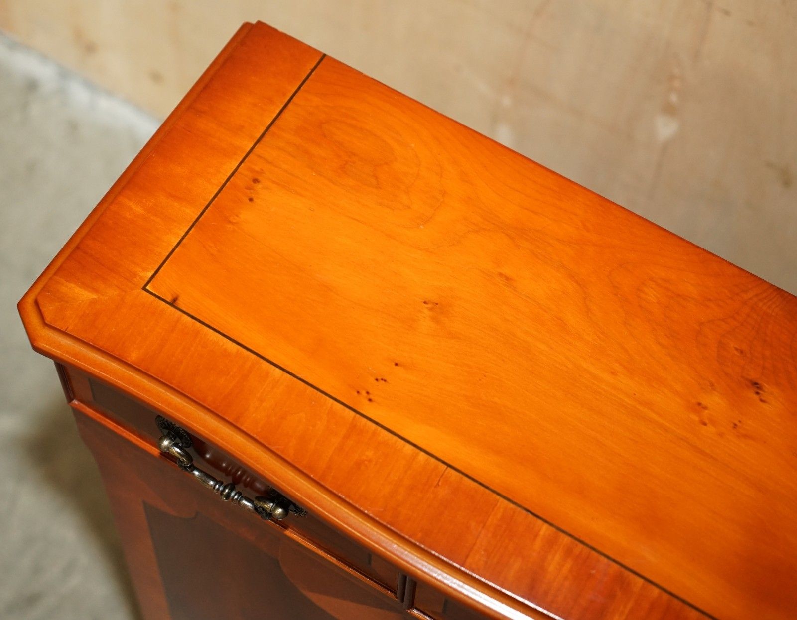 Lovely Vintage Burr Yew Wood Cd Or Dvd 120 Piece Holding Side Cabinet Tower photo vintage