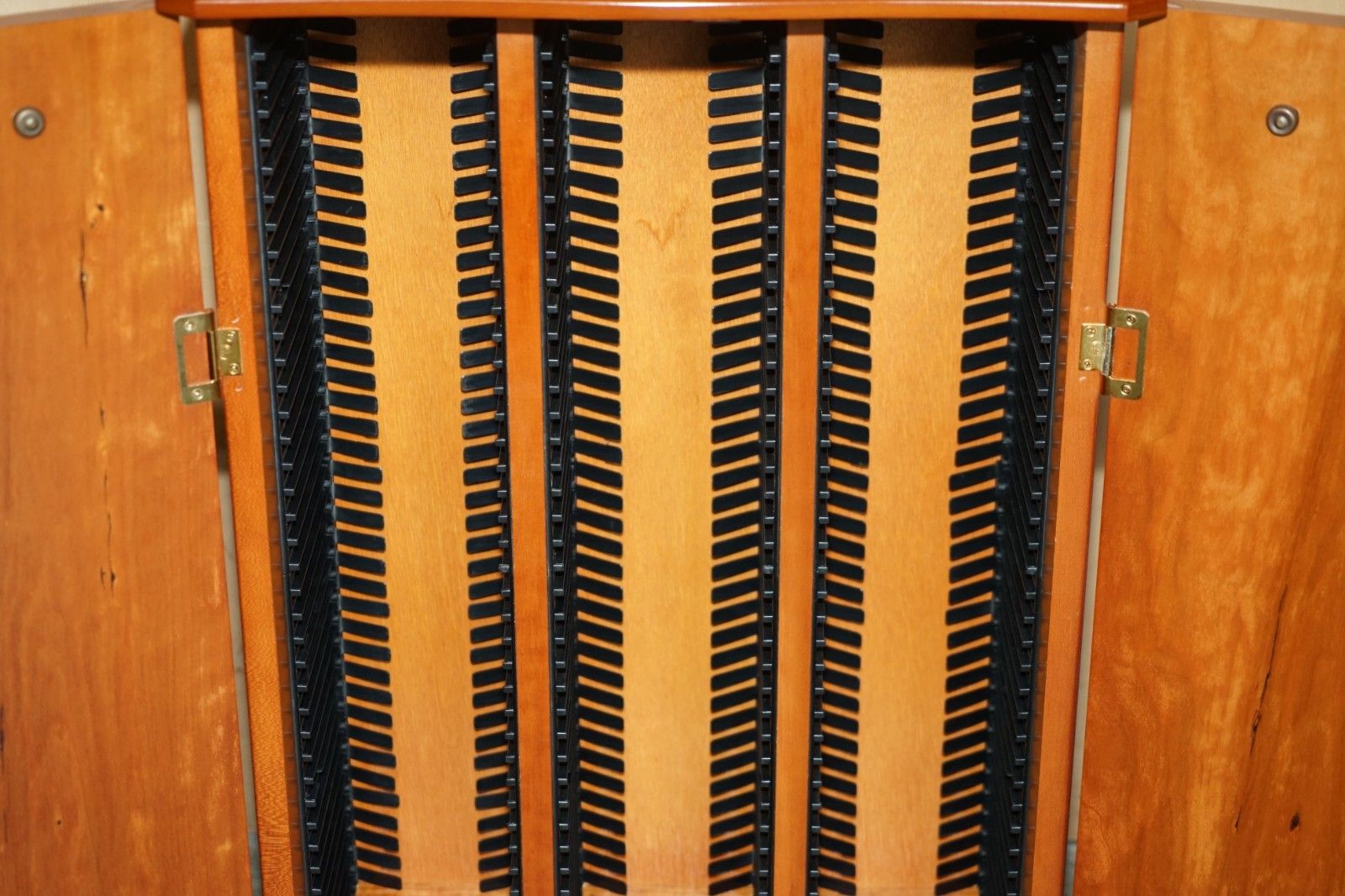 photo vinterior Lovely Vintage Burr Yew Wood Cd Or Dvd 120 Piece Holding Side Cabinet Tower
