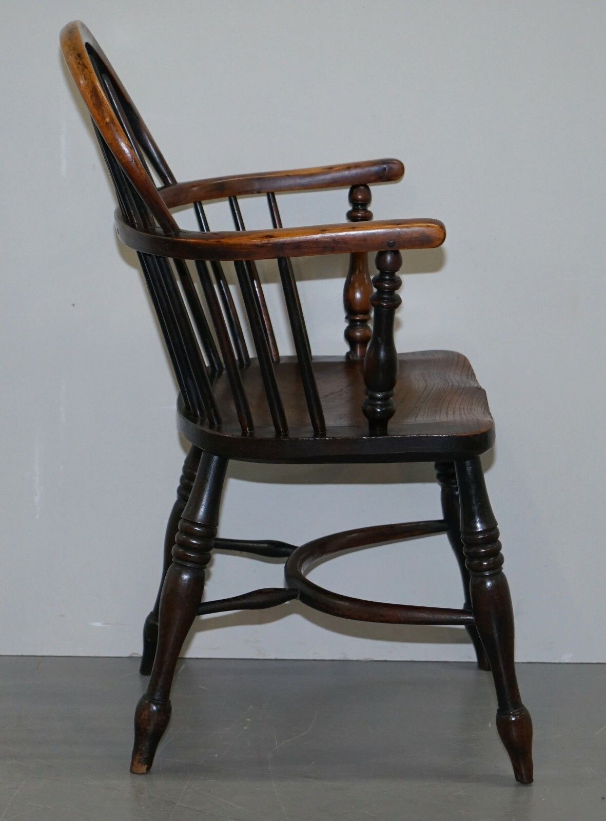 photo furniture Pair Of Burr Yew Wood & Elm Windsor Armchairs Circa 1860 English Country House