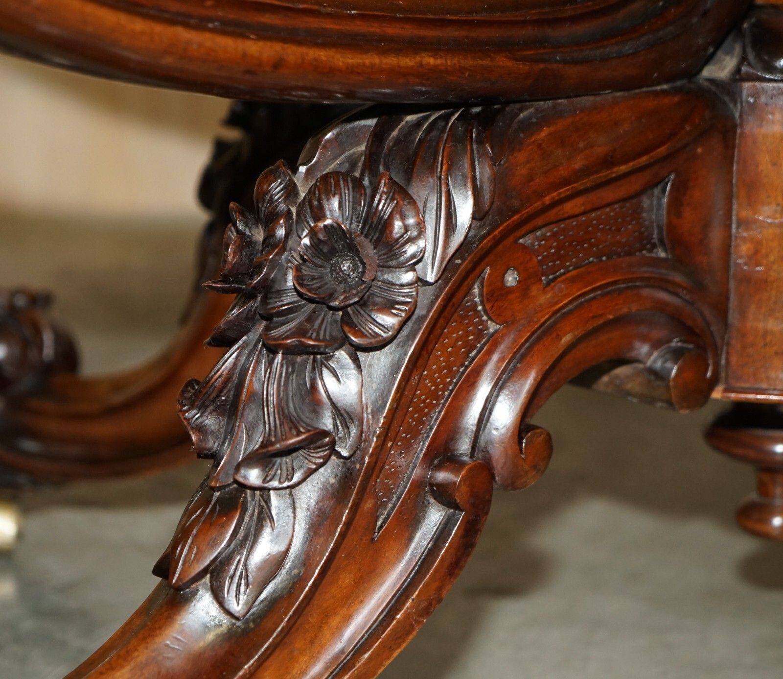 Very Fine Circa 1860 Antique Victorian Ornately Carved Centre Burr Walnut Table photo vinterior