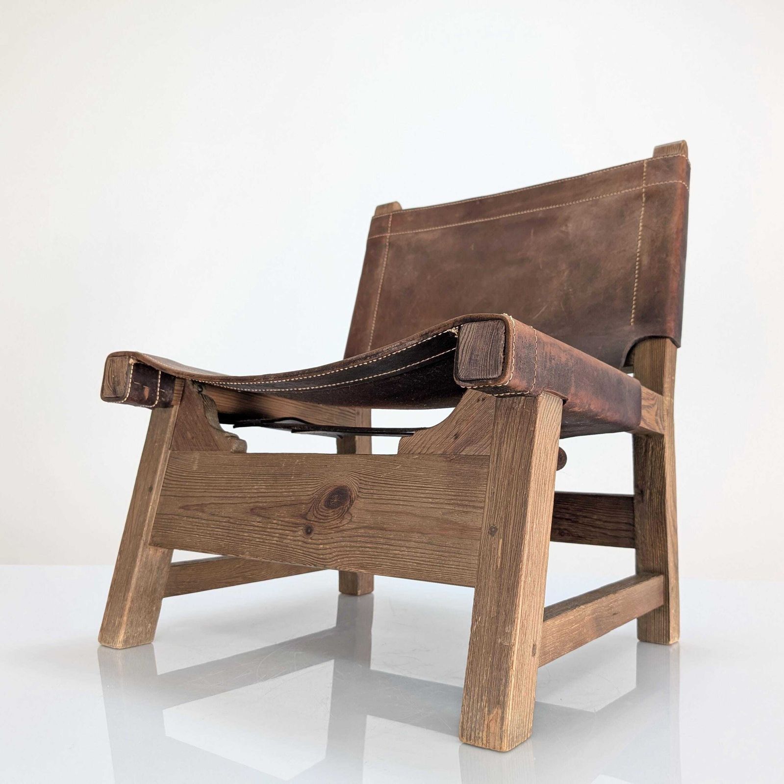 photo furniture Set Of 5 Spanish Leather And Oak Chairs, Paco Muñoz Style, 1960s