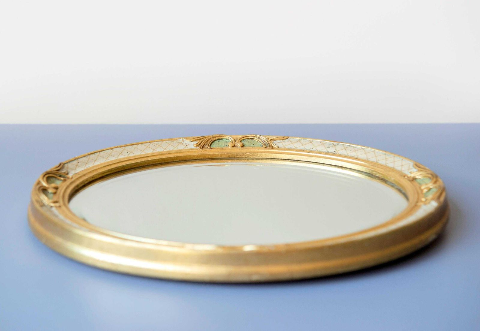 photo furniture Ovale Vergulde Spiegel Met Geslepen Glas, Decoratieve Nederlandse Spiegel, Kleine Barokke Wandspiegel, Jaren 1950 Ontwerp