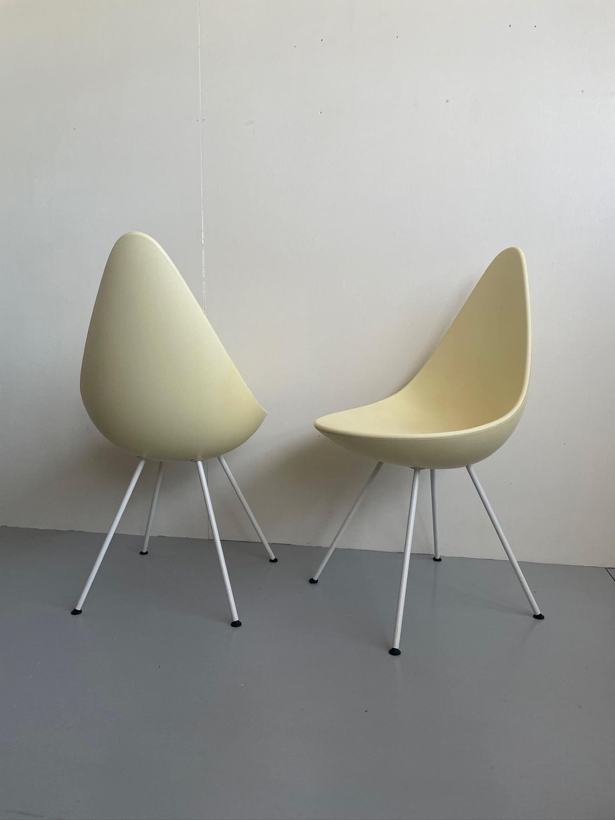 Pair Of Off White Cream Drop Arne Jacobsen Danish Dining Chairs By Fritz Hansenplastic